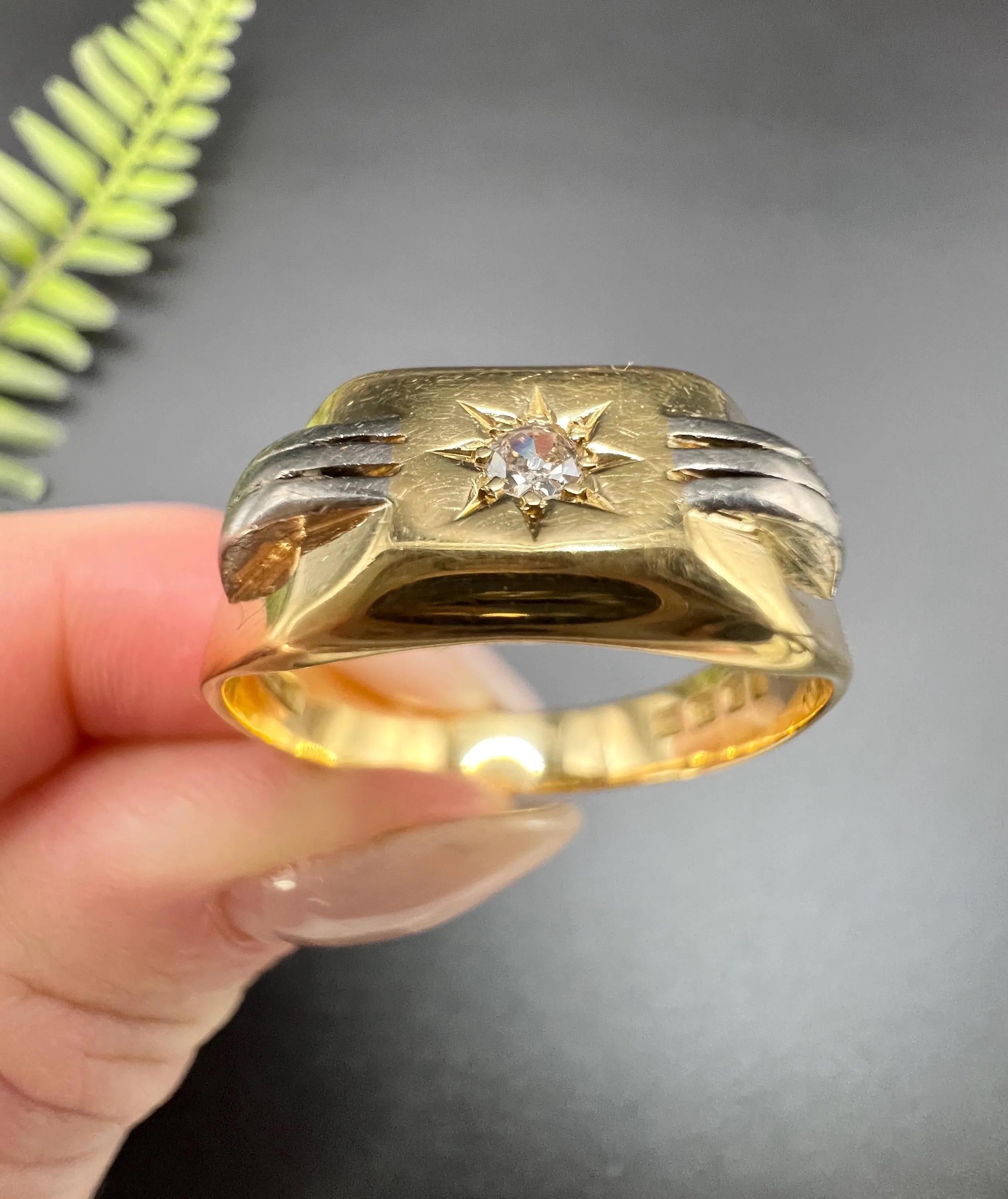 Vintage 18ct Two Colour Gold Star Set Diamond Signet Ring Hallmarked London 1939 For Sale 3