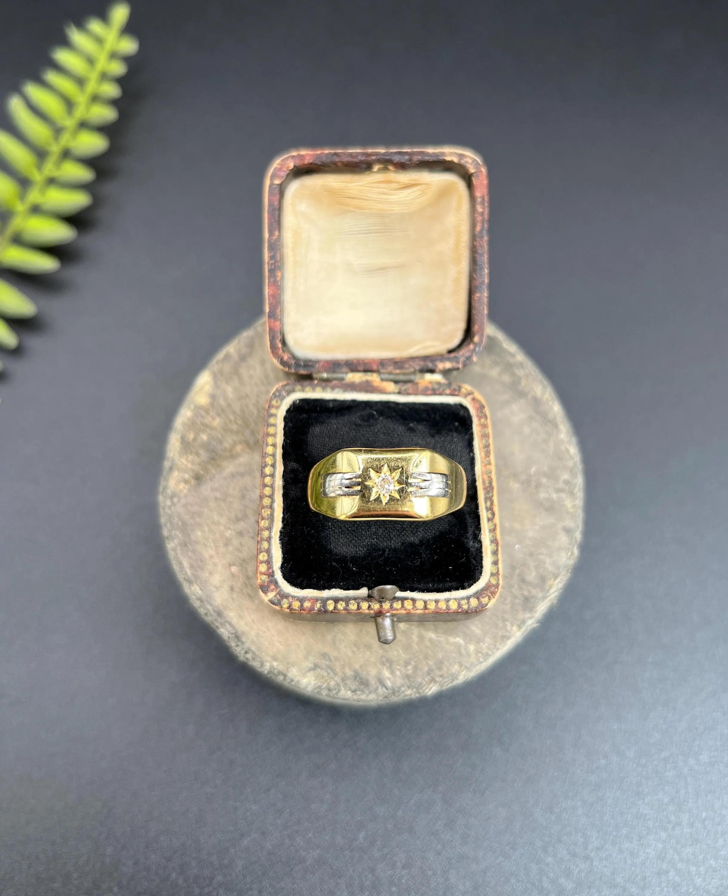 Vintage 18ct Two Colour Gold Star Set Diamond Signet Ring Hallmarked London 1939 For Sale 4
