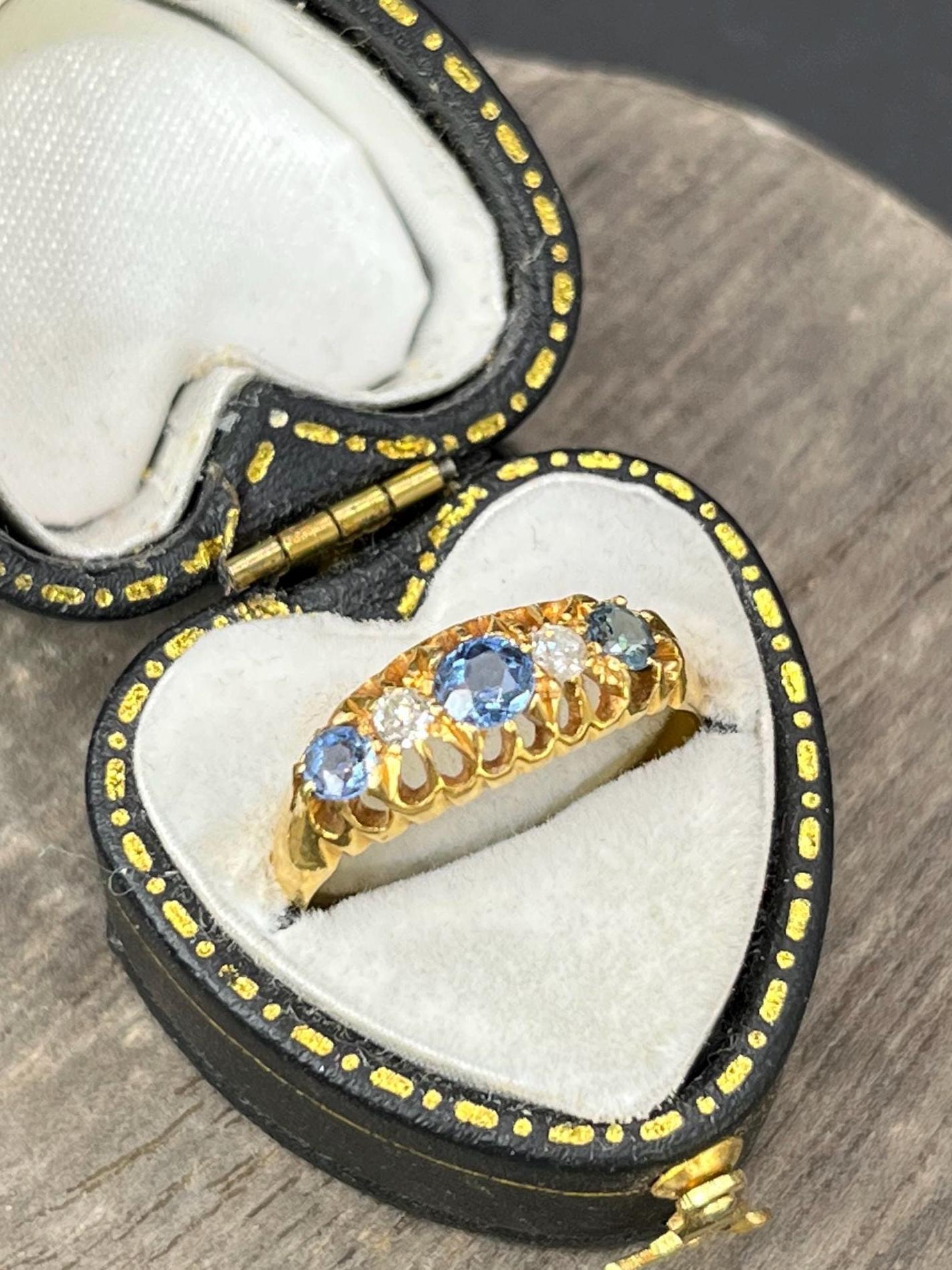 Anello vittoriano di 18 ct con zaffiro e diamante, con marchio Chester 1933 in vendita 5