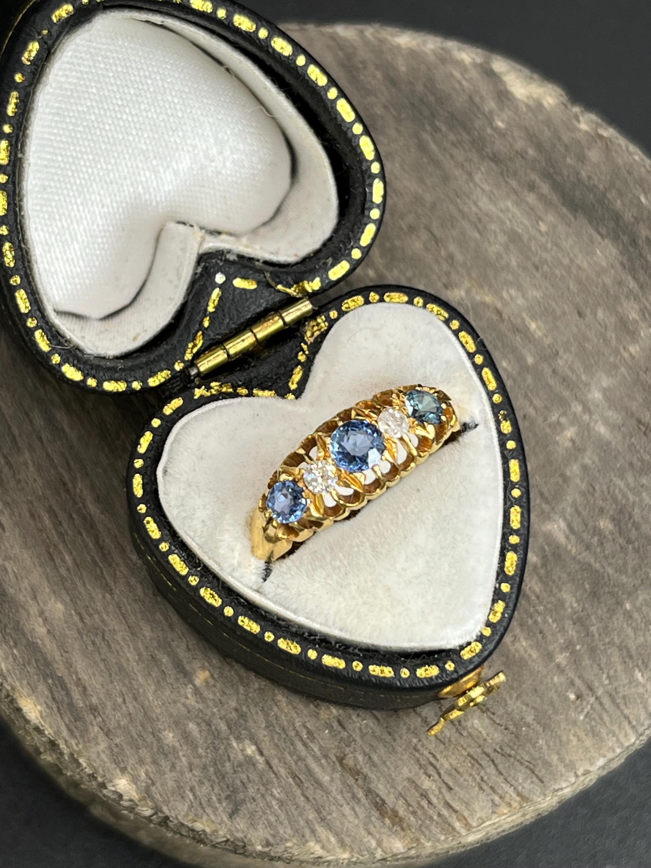 Anello con zaffiro e diamante vintage 

Oro 18 ct con marchio Chester 1933

Ti presentiamo uno splendido anello con zaffiro e diamante, realizzato in lussuoso oro 18 carati con marchio Chester 1933. Questo squisito pezzo presenta bellissimi zaffiri