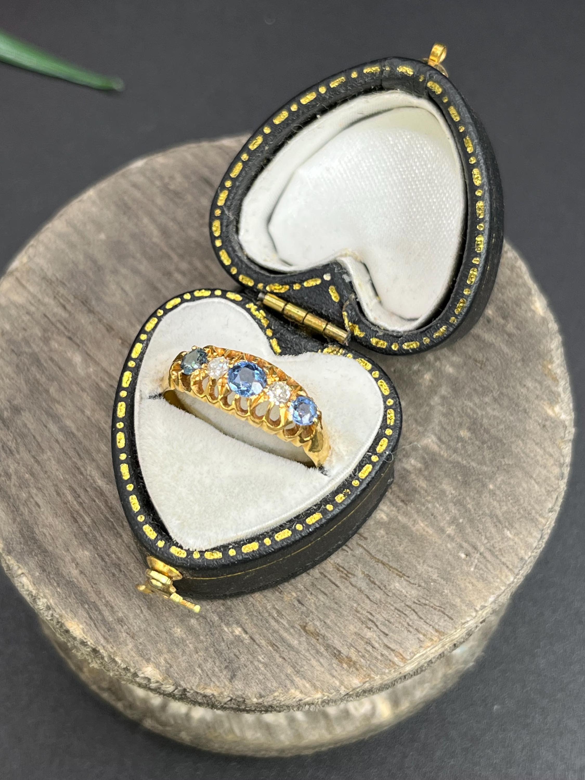 Anello vittoriano di 18 ct con zaffiro e diamante, con marchio Chester 1933 in vendita 2