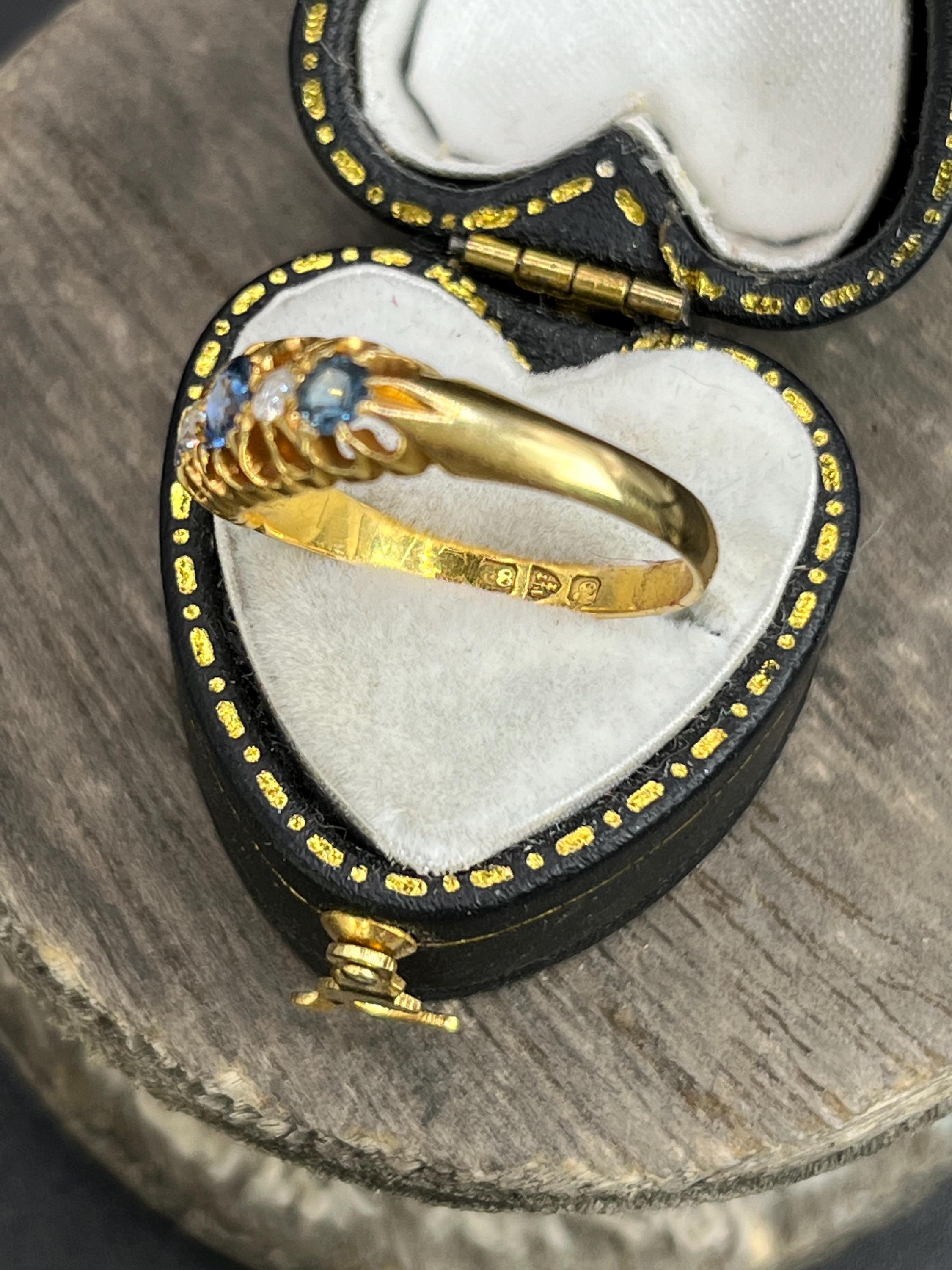 Anello vittoriano di 18 ct con zaffiro e diamante, con marchio Chester 1933 in vendita 3