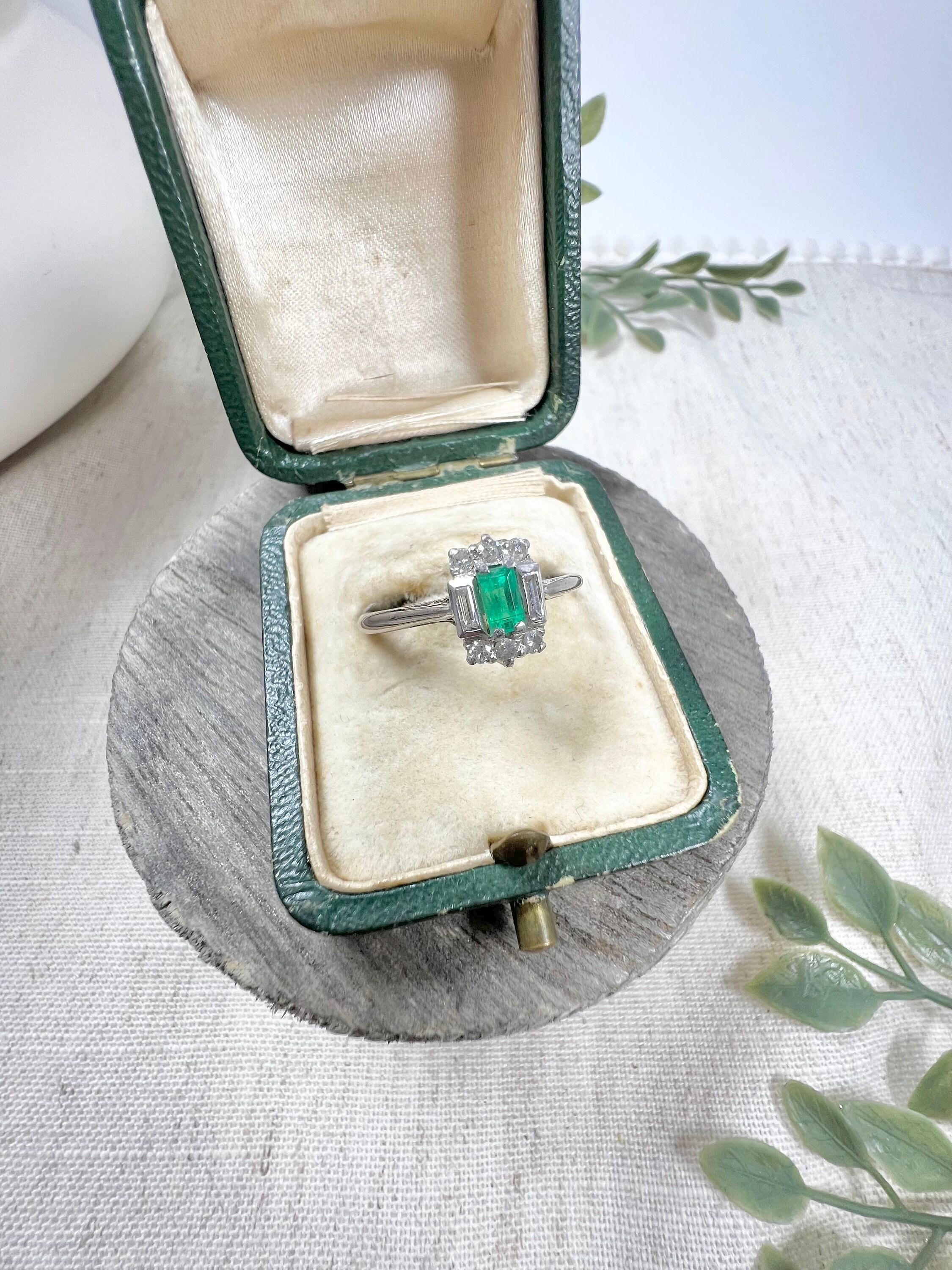 Vintage 18ct White Gold 1940’s Emerald Cut, Emerald & Diamond Cluster Ring In Good Condition For Sale In Brighton, GB