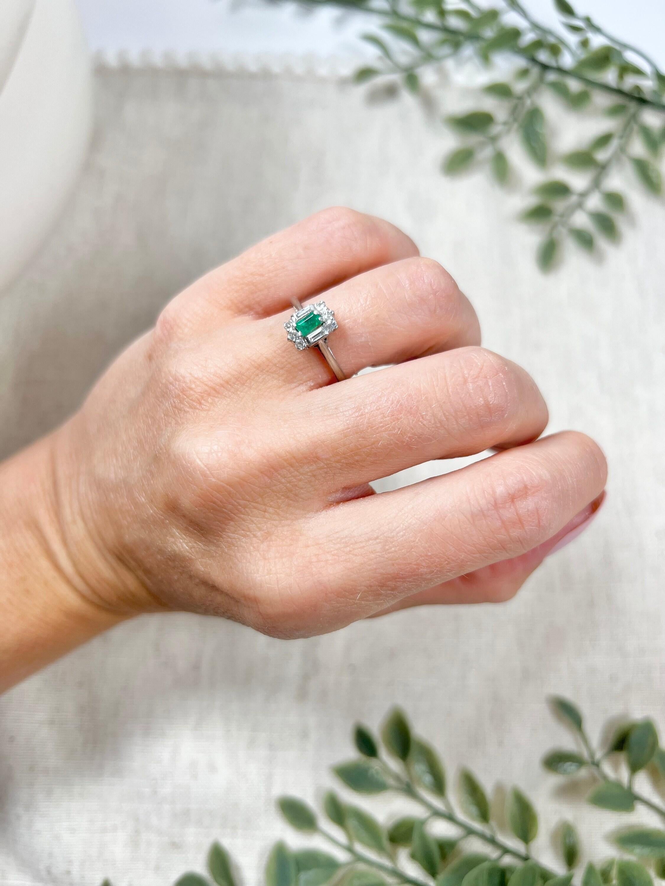 Vintage 18ct White Gold 1940's Emerald Cut, Smaragd & Diamant-Cluster-Ring für Damen oder Herren im Angebot