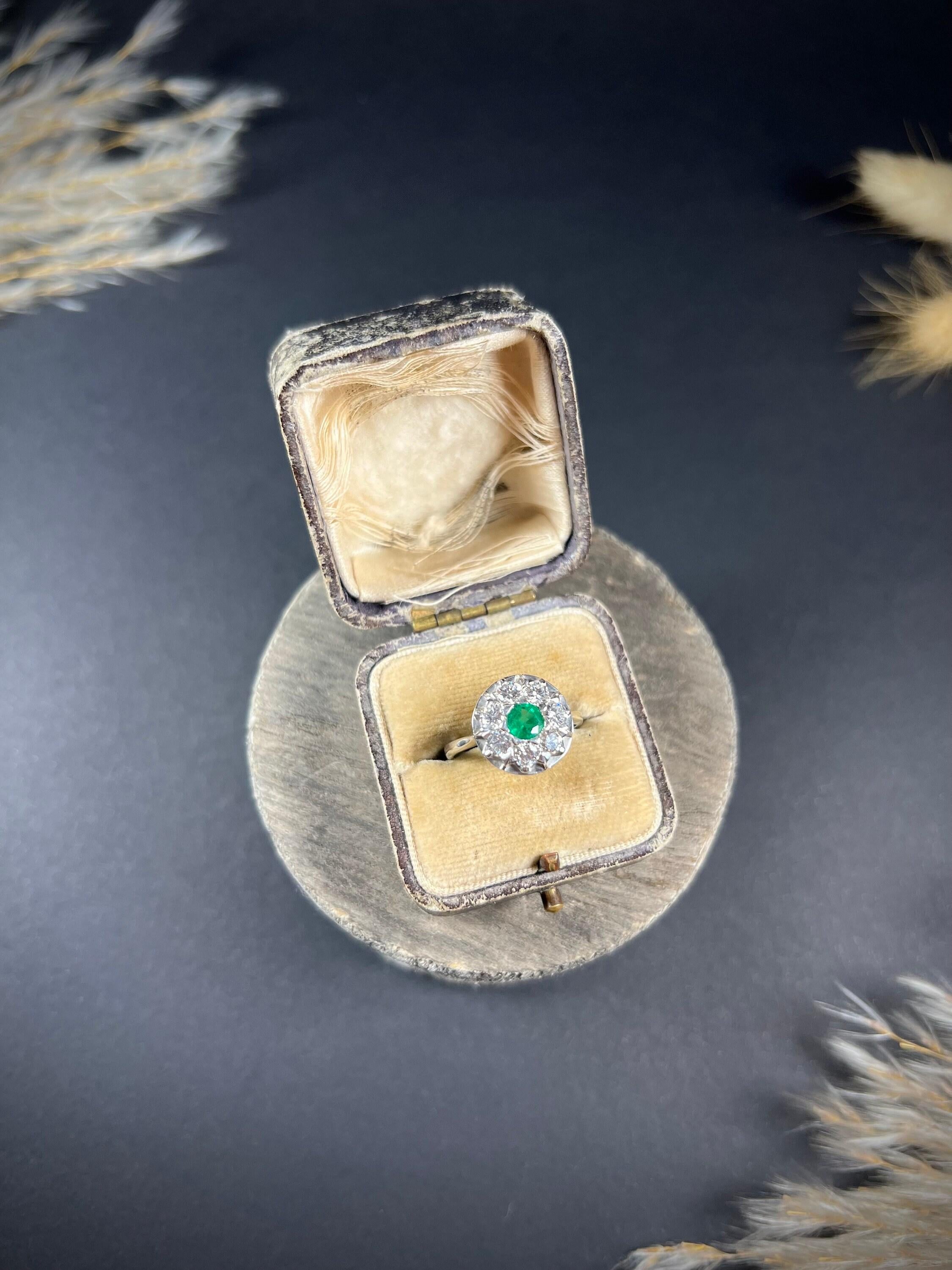 Vintage 18ct Weißgold, 1940's Emerald Diamond Round Cluster Ring im Angebot 6