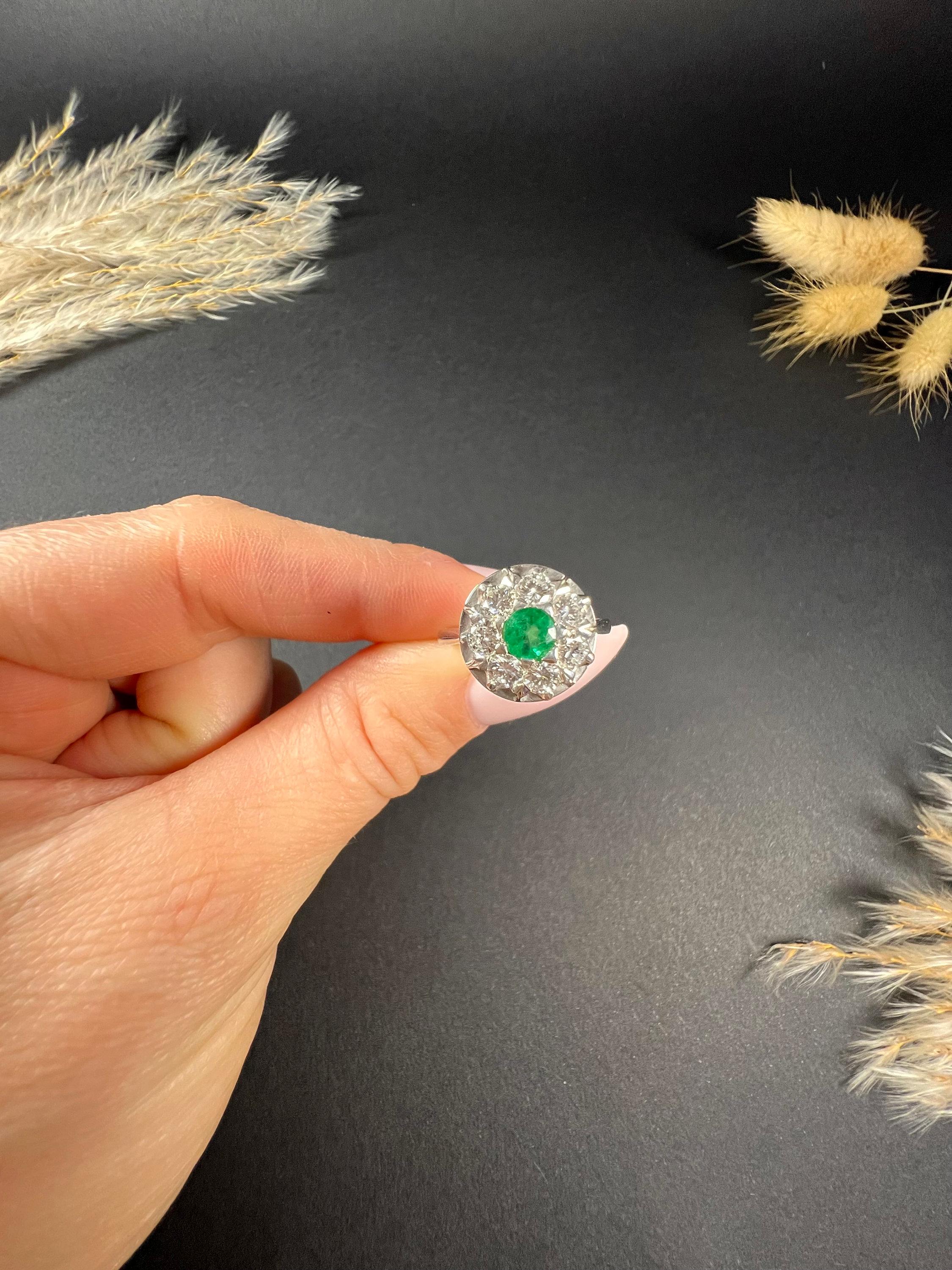 Vintage Smaragd & Diamant Cluster Ring

18ct Weißgold Getestet 

CIRCA 1940er Jahre

Dieser exquisite runde Ring ist atemberaubend, mit einem wunderschönen natürlichen Smaragd in der Mitte, der garantiert alle Blicke auf sich zieht. Der Smaragd ist