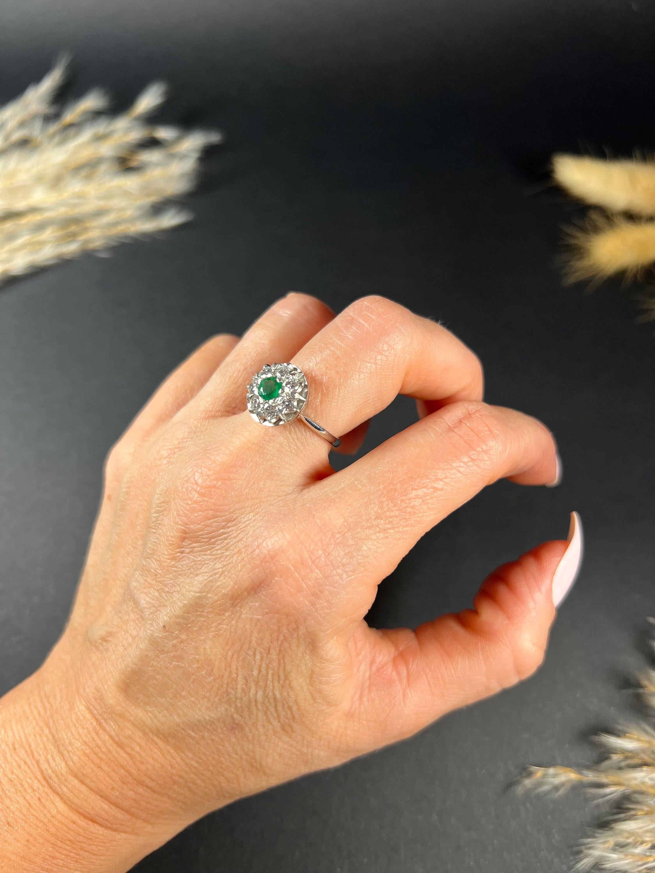 Vintage 18ct Weißgold, 1940's Emerald Diamond Round Cluster Ring (Alteuropäischer Schliff) im Angebot