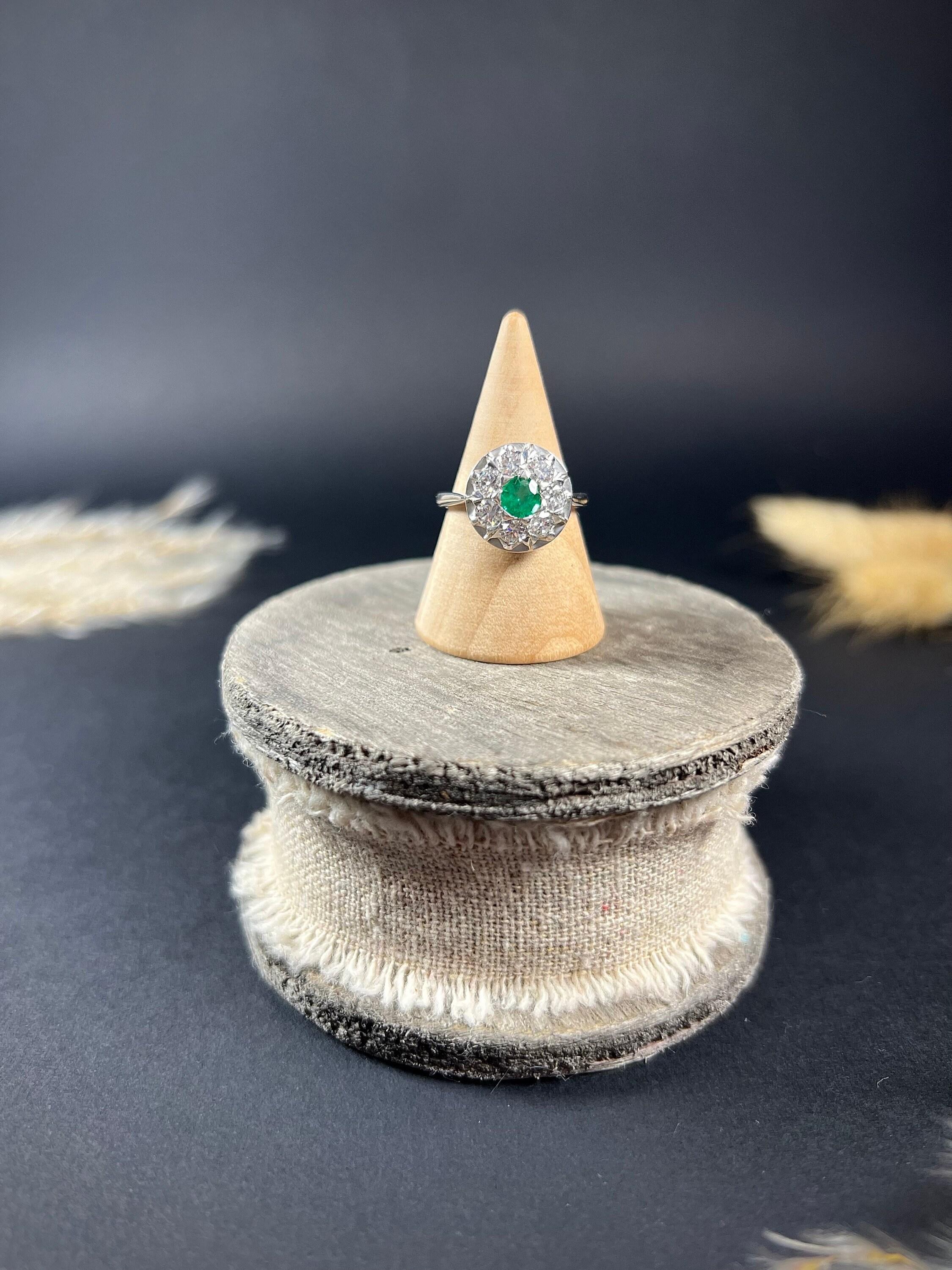Vintage 18ct Weißgold, 1940's Emerald Diamond Round Cluster Ring im Zustand „Gut“ im Angebot in Brighton, GB