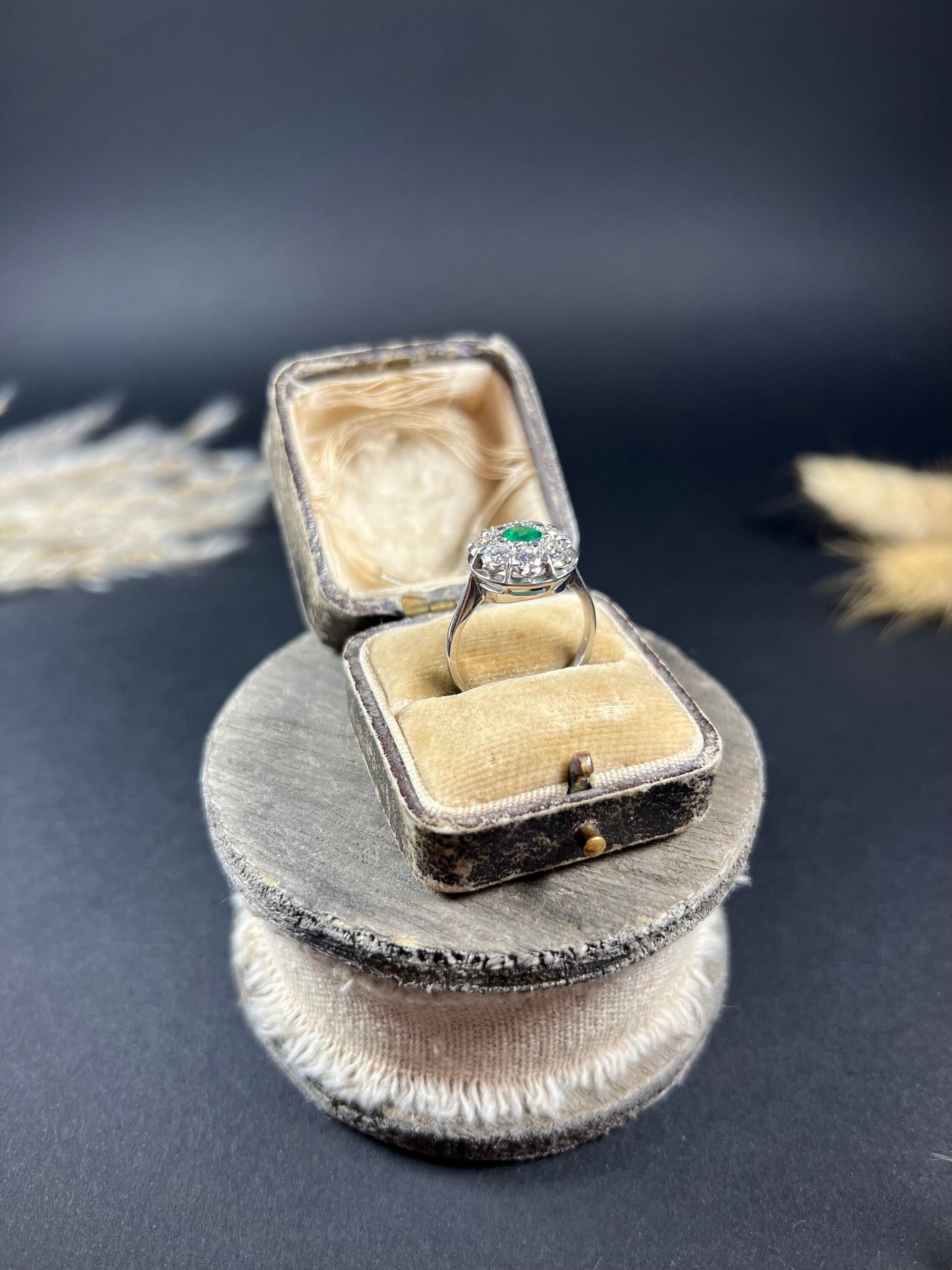 Vintage 18ct Weißgold, 1940's Emerald Diamond Round Cluster Ring für Damen oder Herren im Angebot