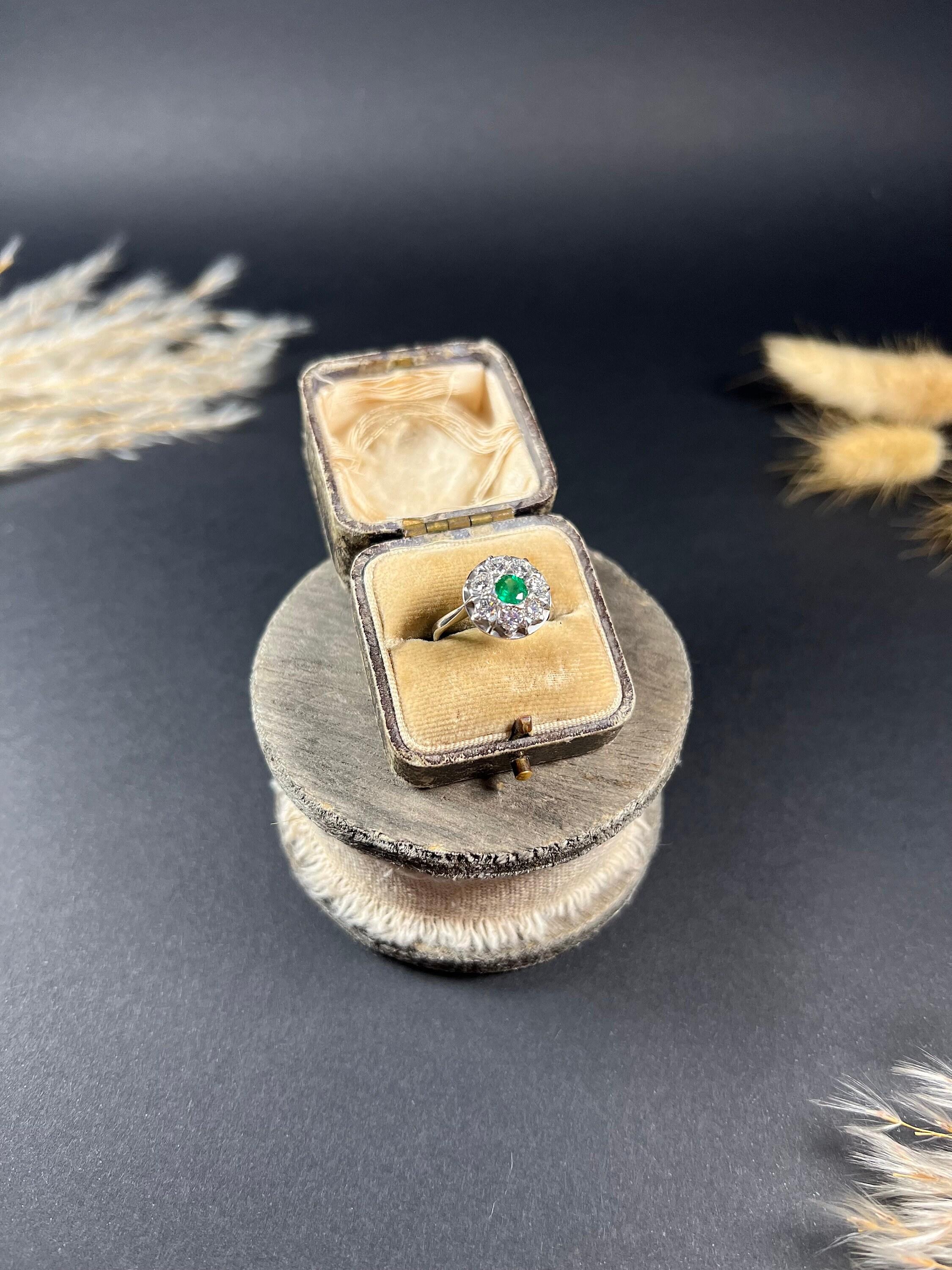 Vintage 18ct Weißgold, 1940's Emerald Diamond Round Cluster Ring im Angebot 1