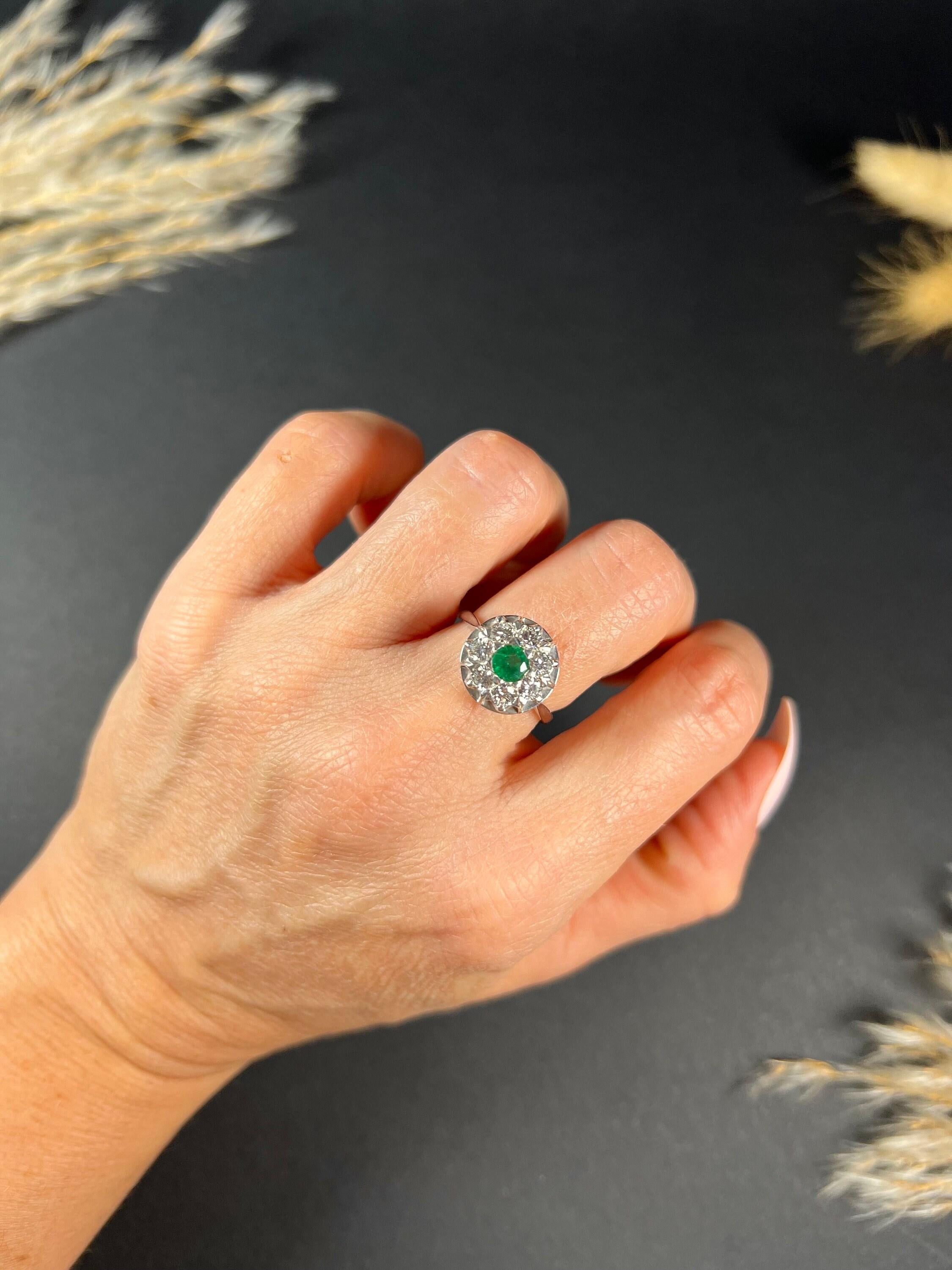 Vintage 18ct Weißgold, 1940's Emerald Diamond Round Cluster Ring im Angebot 3