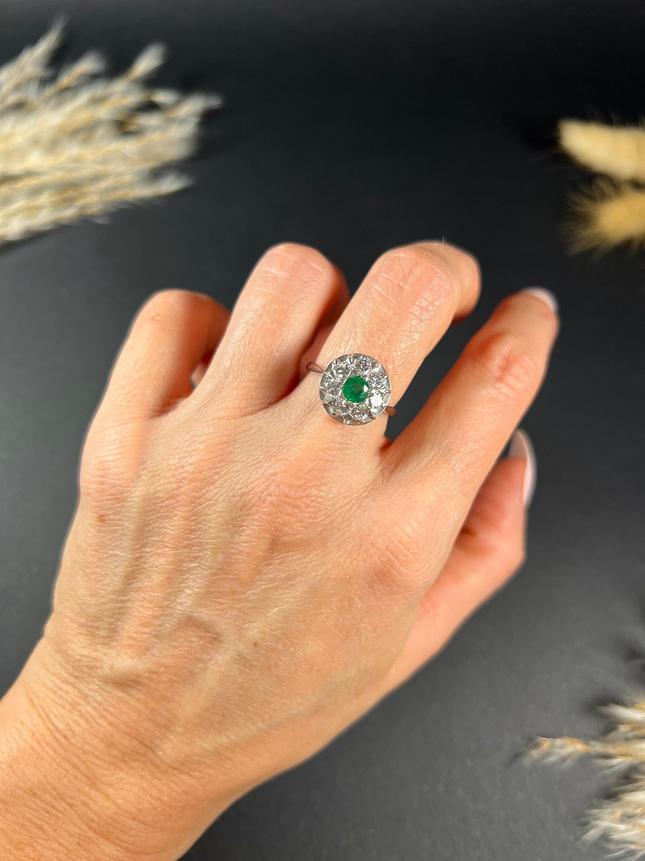 Vintage 18ct Weißgold, 1940's Emerald Diamond Round Cluster Ring im Angebot 4
