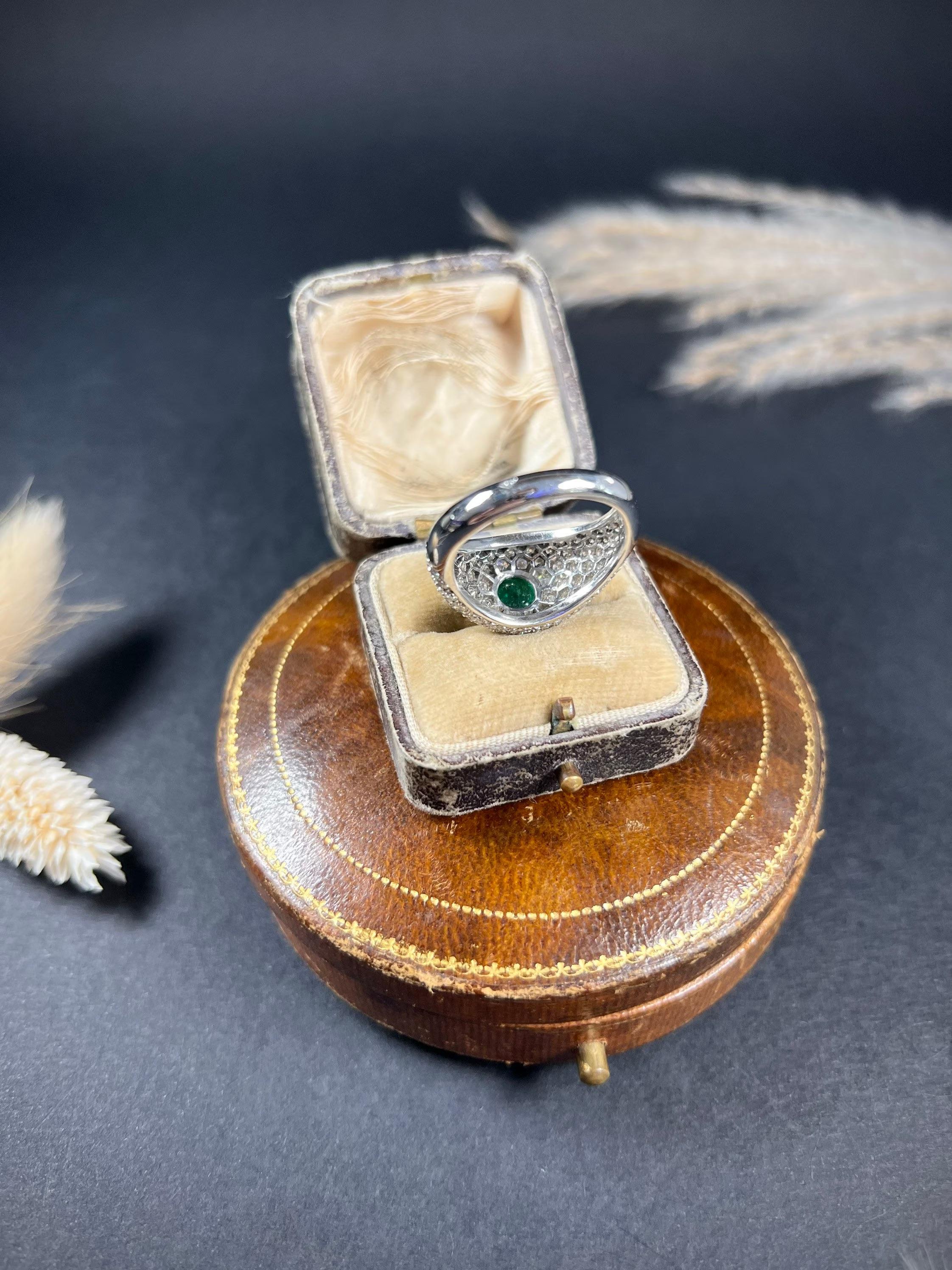 Anillo Bombeado Francés de Esmeralda y Diamantes Vintage de Oro Blanco de 18 ct de la década de 1940 en Bueno estado para la venta en Brighton, GB
