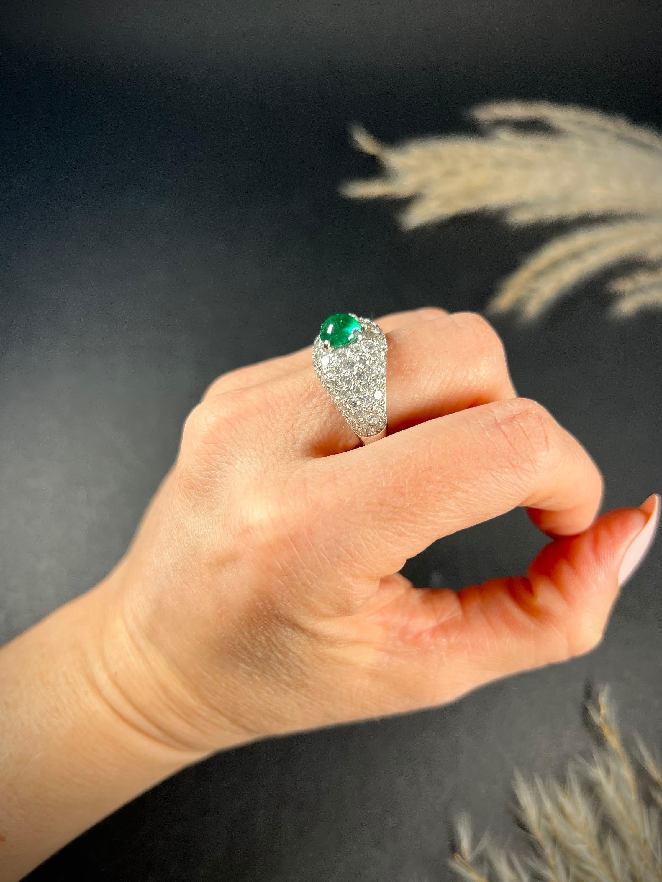 Round Cut Vintage 18ct White Gold 1940’s French Emerald & Diamond Bombe Ring For Sale