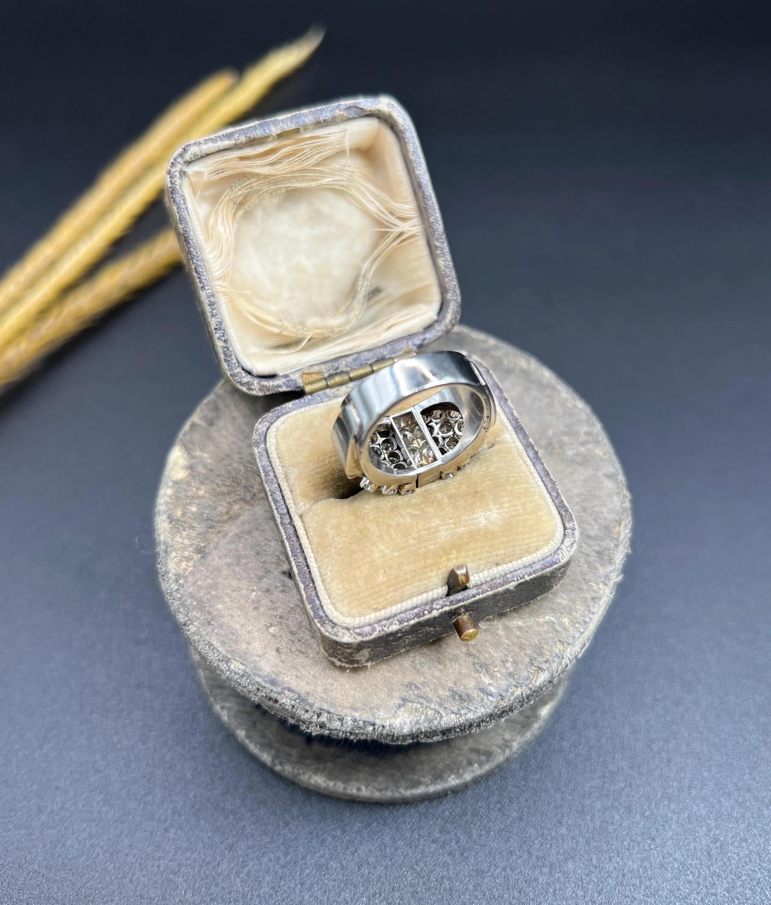 Vintage 18ct White Gold, 1960s 1.50ct Diamond Cocktail Tank Ring In Good Condition For Sale In Brighton, GB