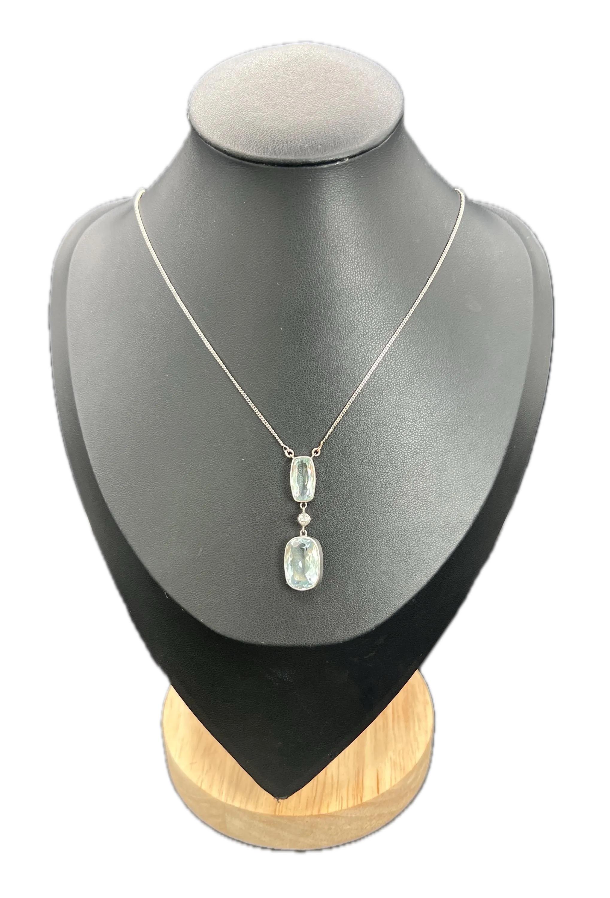 Collana di acquamarina vintage 

Oro bianco 18ct

Circa anni '60

Fai un salto indietro nel tempo con questa splendida collana con ciondolo di acquamarina vintage degli anni '60. Questo splendido pezzo presenta due favolose acquemarine di forma