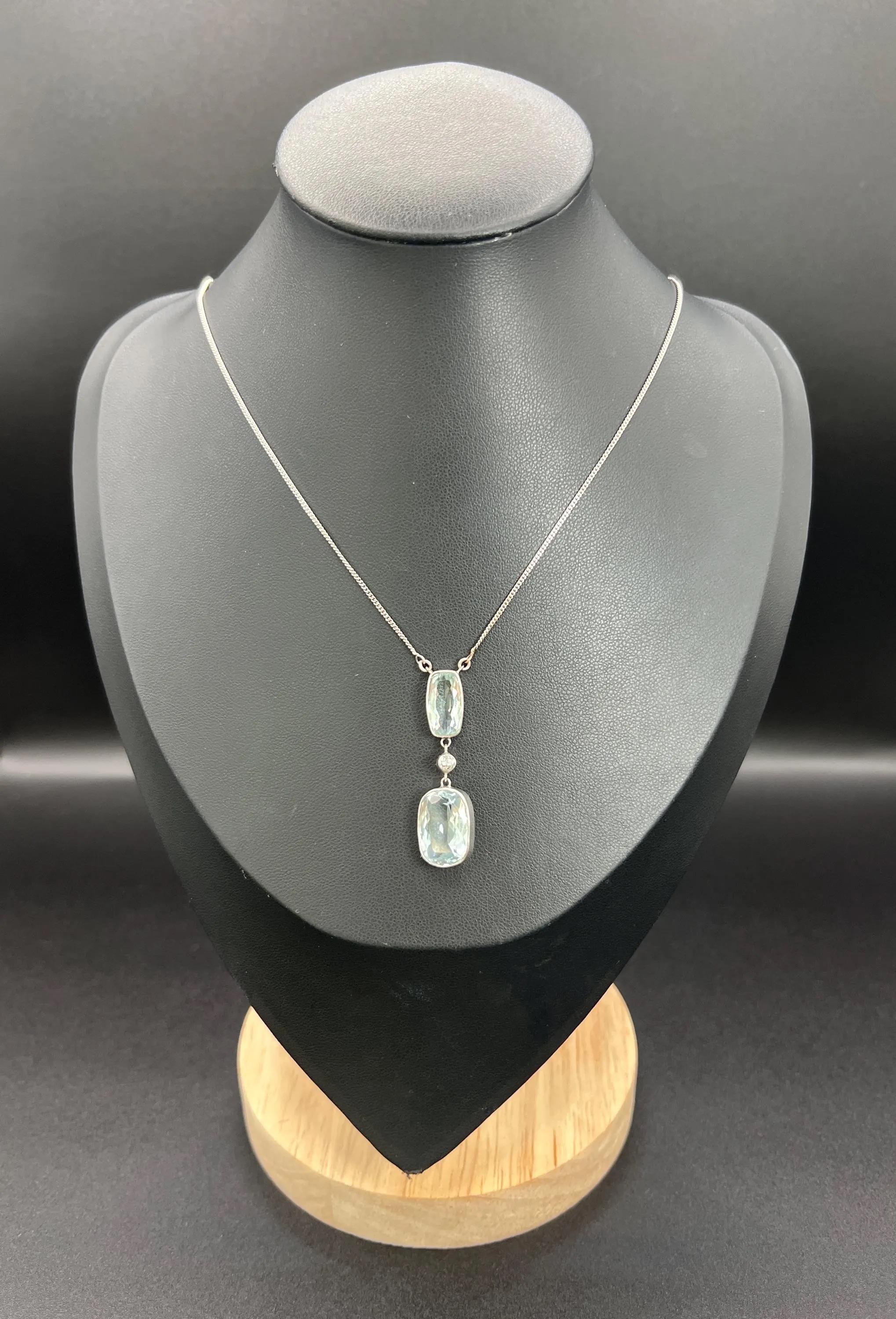 Taglio ovale Collana con ciondolo in oro bianco 18ct, 1960, con acquamarina e diamante in vendita