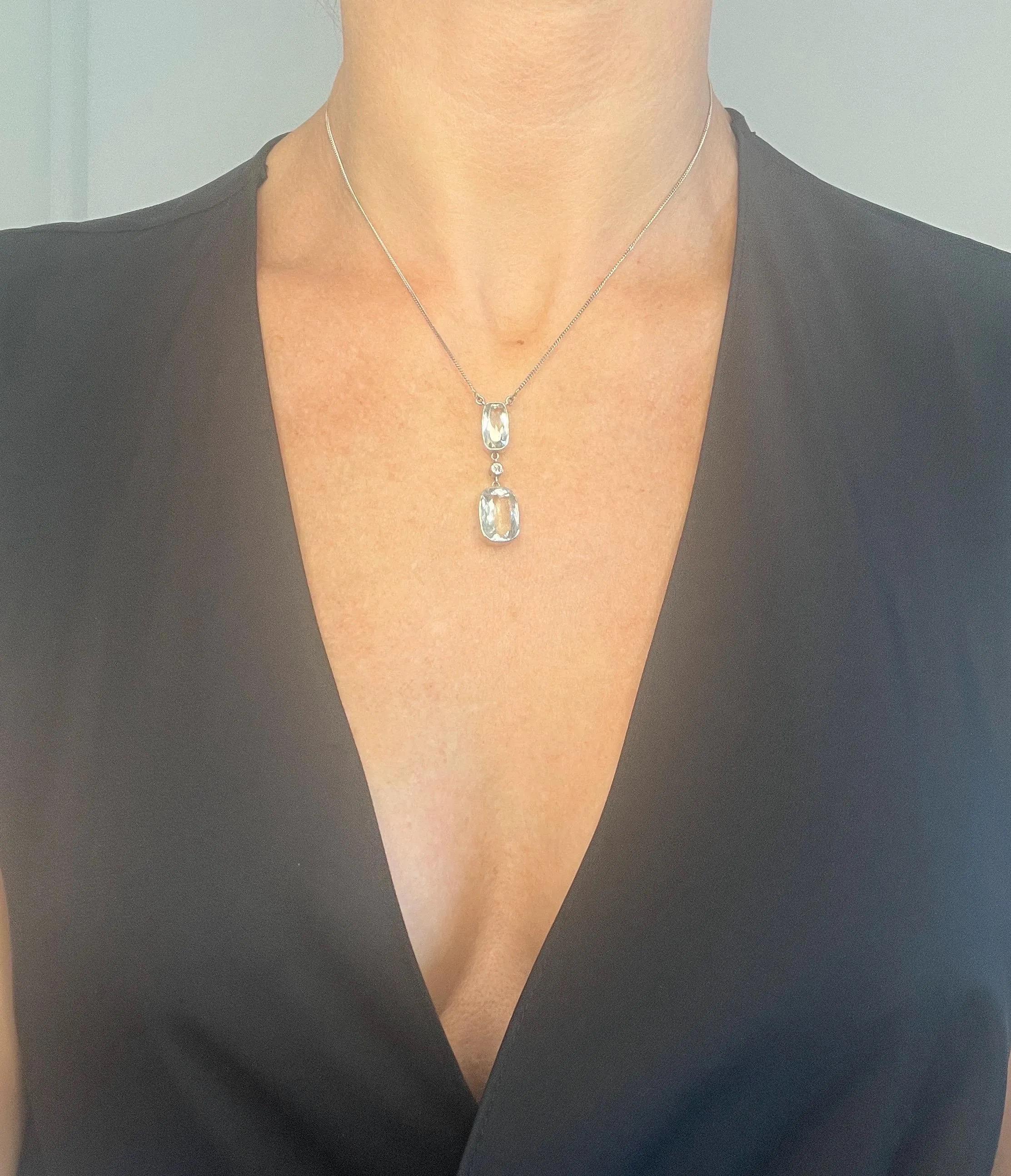 Collana con ciondolo in oro bianco 18ct, 1960, con acquamarina e diamante In condizioni buone in vendita a Brighton, GB