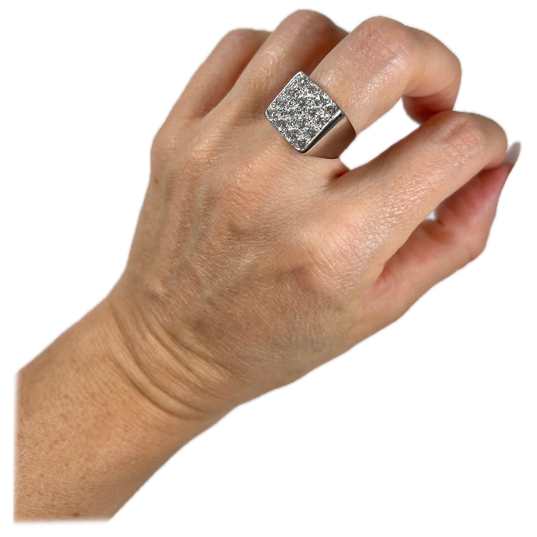 Anillo vintage de oro blanco de 18 ct años 70, francés, cuadrado de diamantes