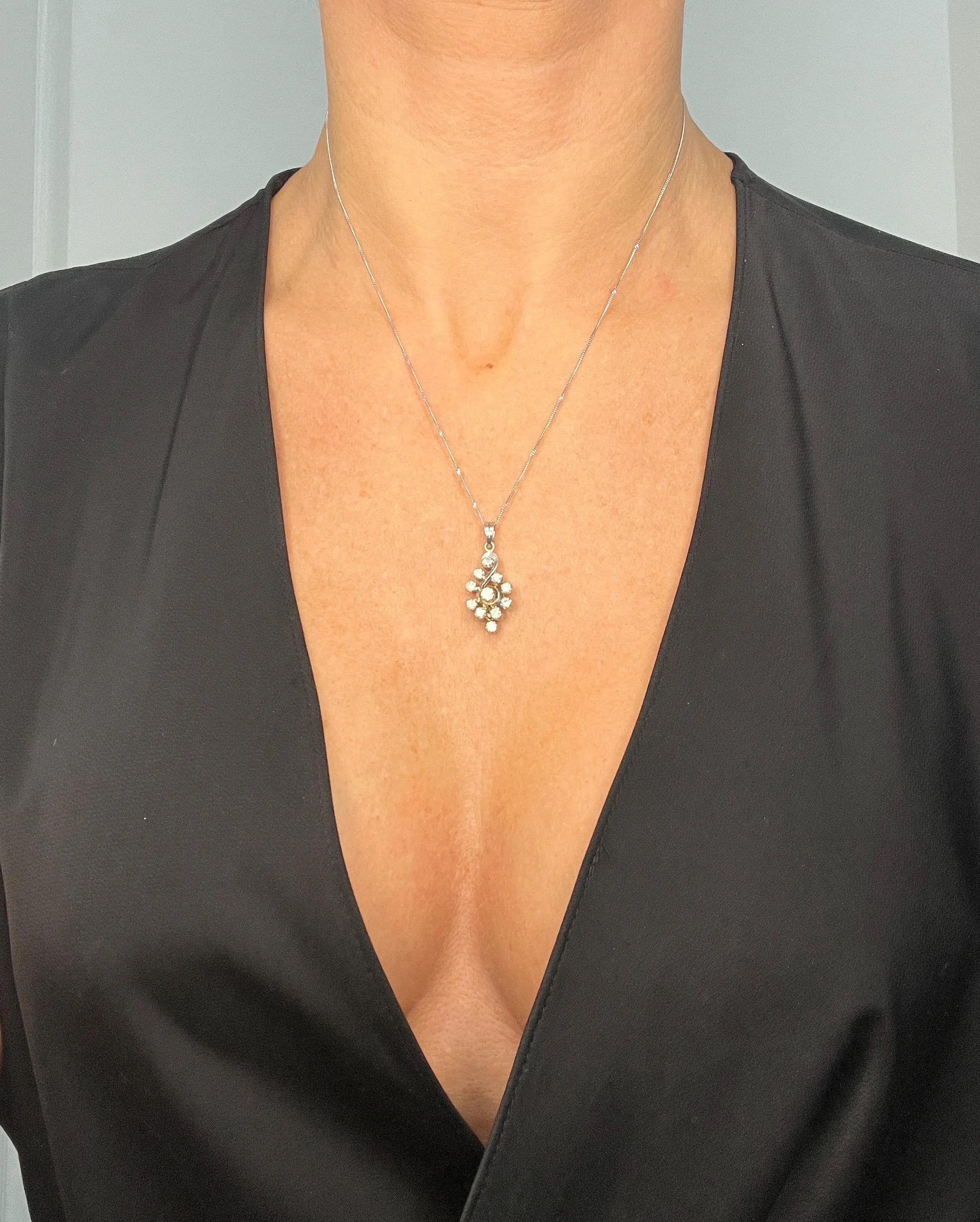 Diamond Swirl Anhänger Halskette

18ct Weißgold

Circa 1980er Jahre

Wir präsentieren ein atemberaubendes Diamantcollier aus 18 Karat Weißgold aus den lebhaften 1980er Jahren mit einem fabelhaften, wirbelförmigen Anhänger, der mit geschätzten 1,20