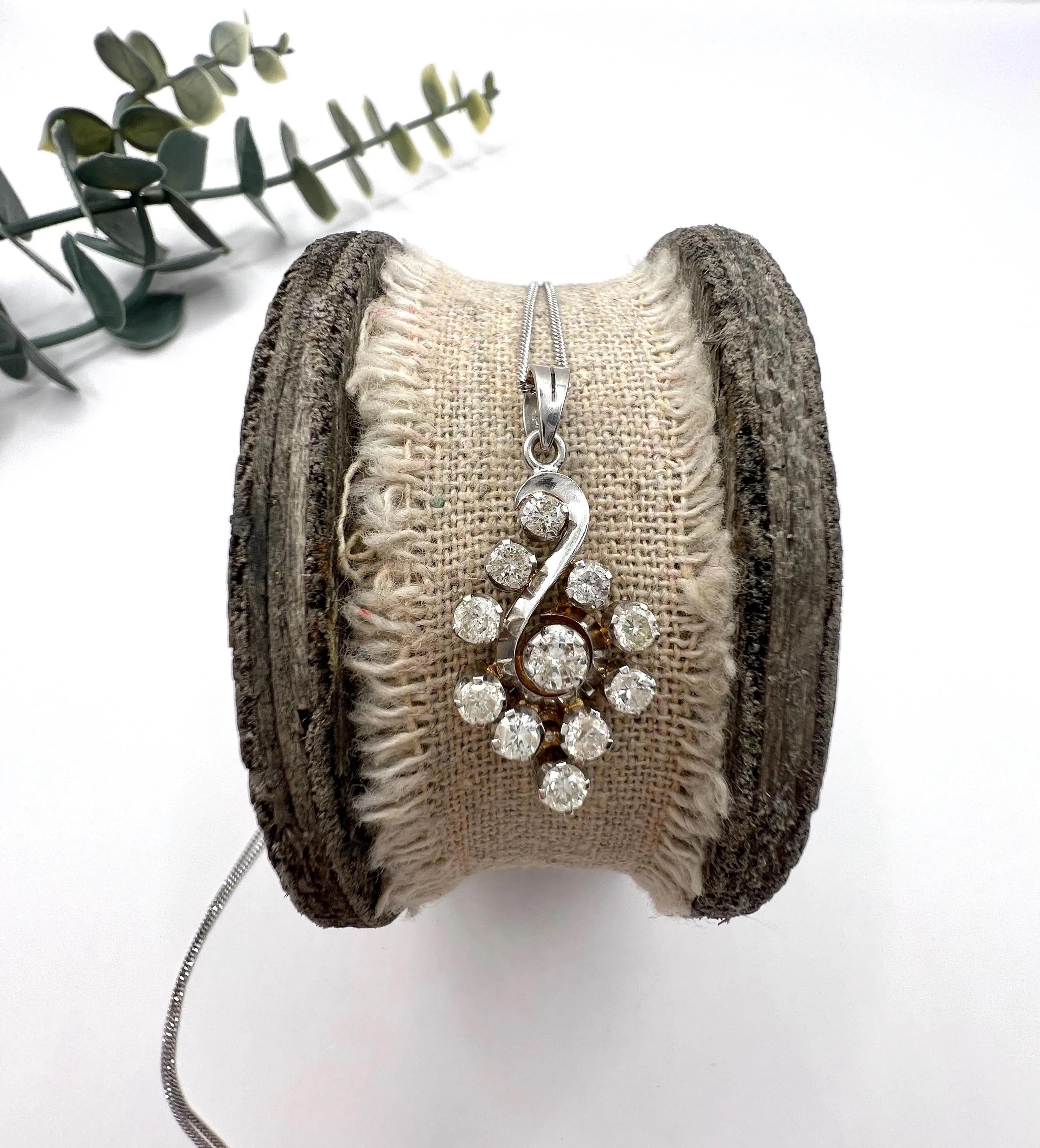 Vintage 18ct Weißgold, 1980er Jahre 1,20 Karat Diamond Swirl Anhänger Halskette im Angebot 4