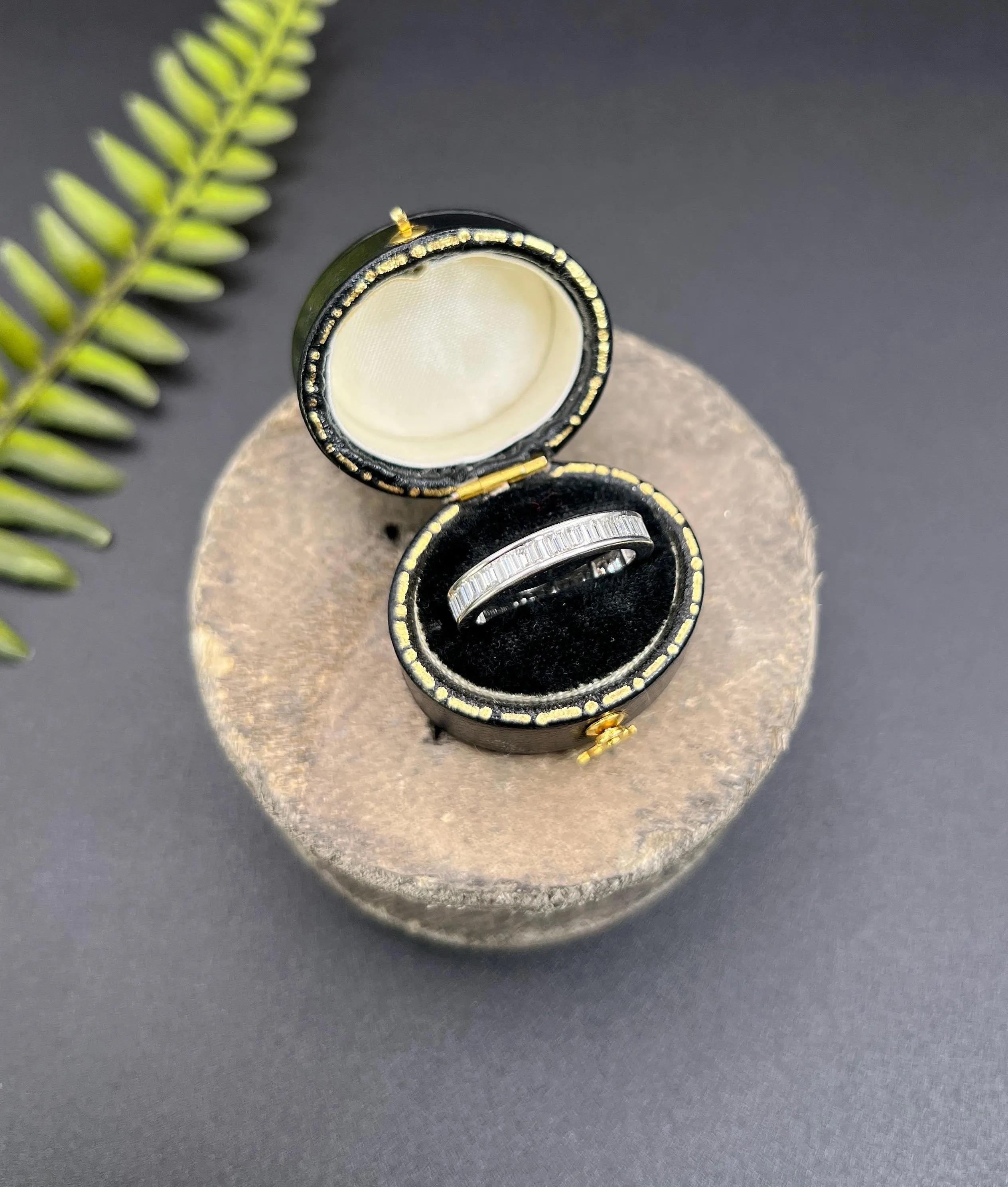 Vintage 18ct Weißgold, 2 Karat Baguetteschliff Diamant Ewigkeitsring im Angebot 6