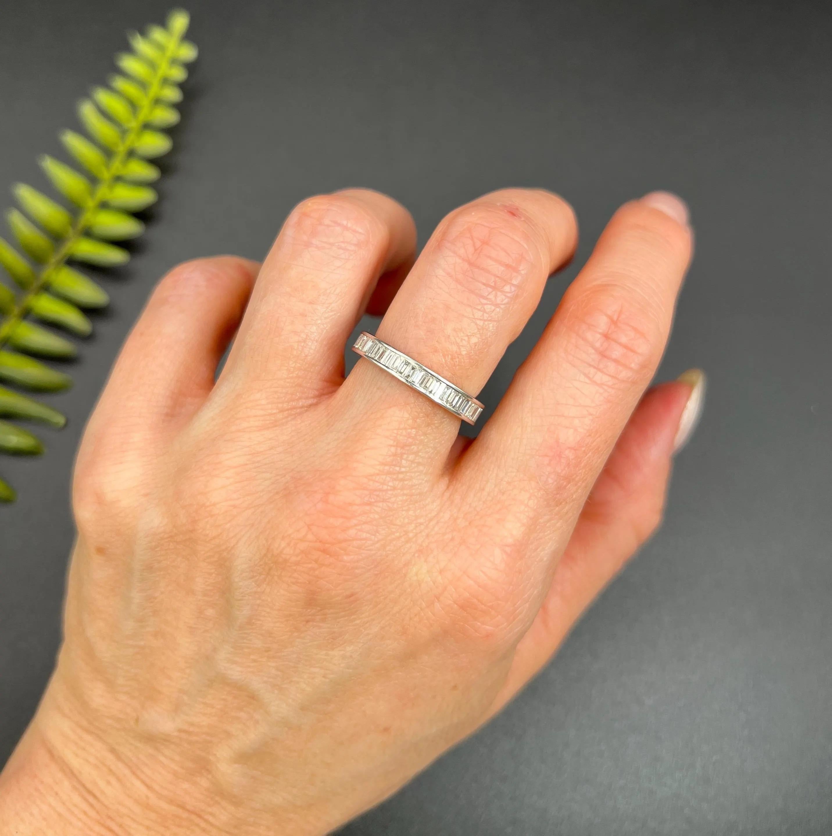 Vintage Ewigkeitsring 

18ct Weißgold 

Gepunzt London 2006

Makers Mark E L 

Feiern Sie Ihre ewige Liebe mit diesem exquisiten Ewigkeitsring im Vintage-Stil. Er ist aus 18 Karat Weißgold gefertigt und mit schätzungsweise 2 Karat natürlichen,