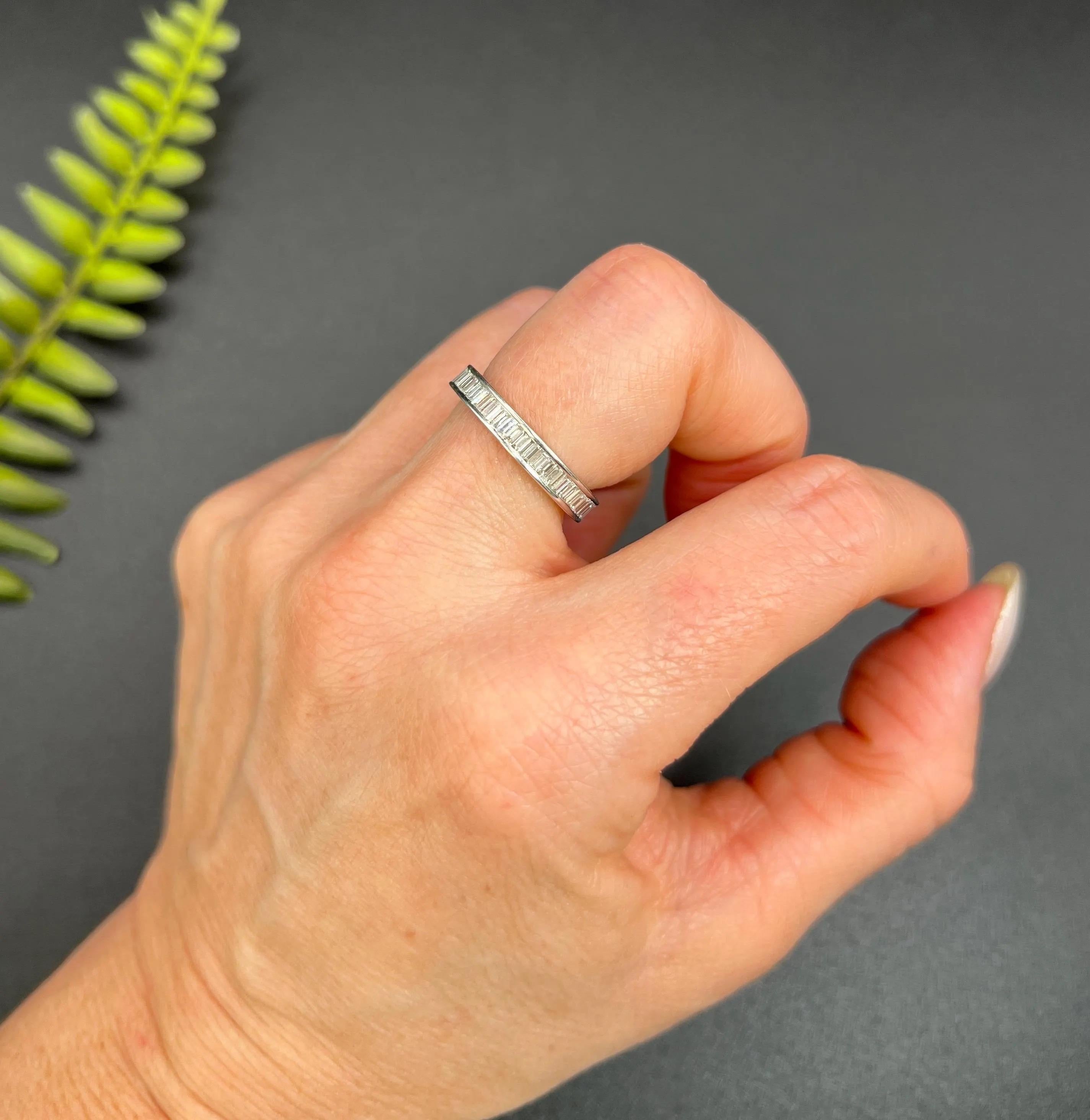 Vintage 18ct Weißgold, 2 Karat Baguetteschliff Diamant Ewigkeitsring im Zustand „Gut“ im Angebot in Brighton, GB