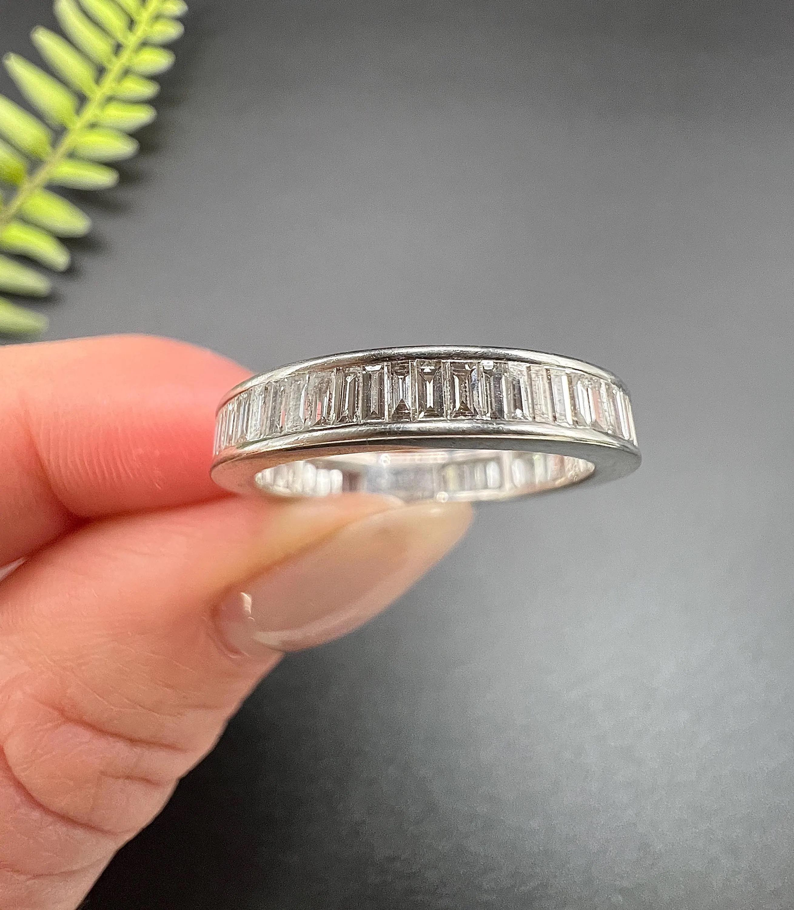 Vintage 18ct Weißgold, 2 Karat Baguetteschliff Diamant Ewigkeitsring für Damen oder Herren im Angebot