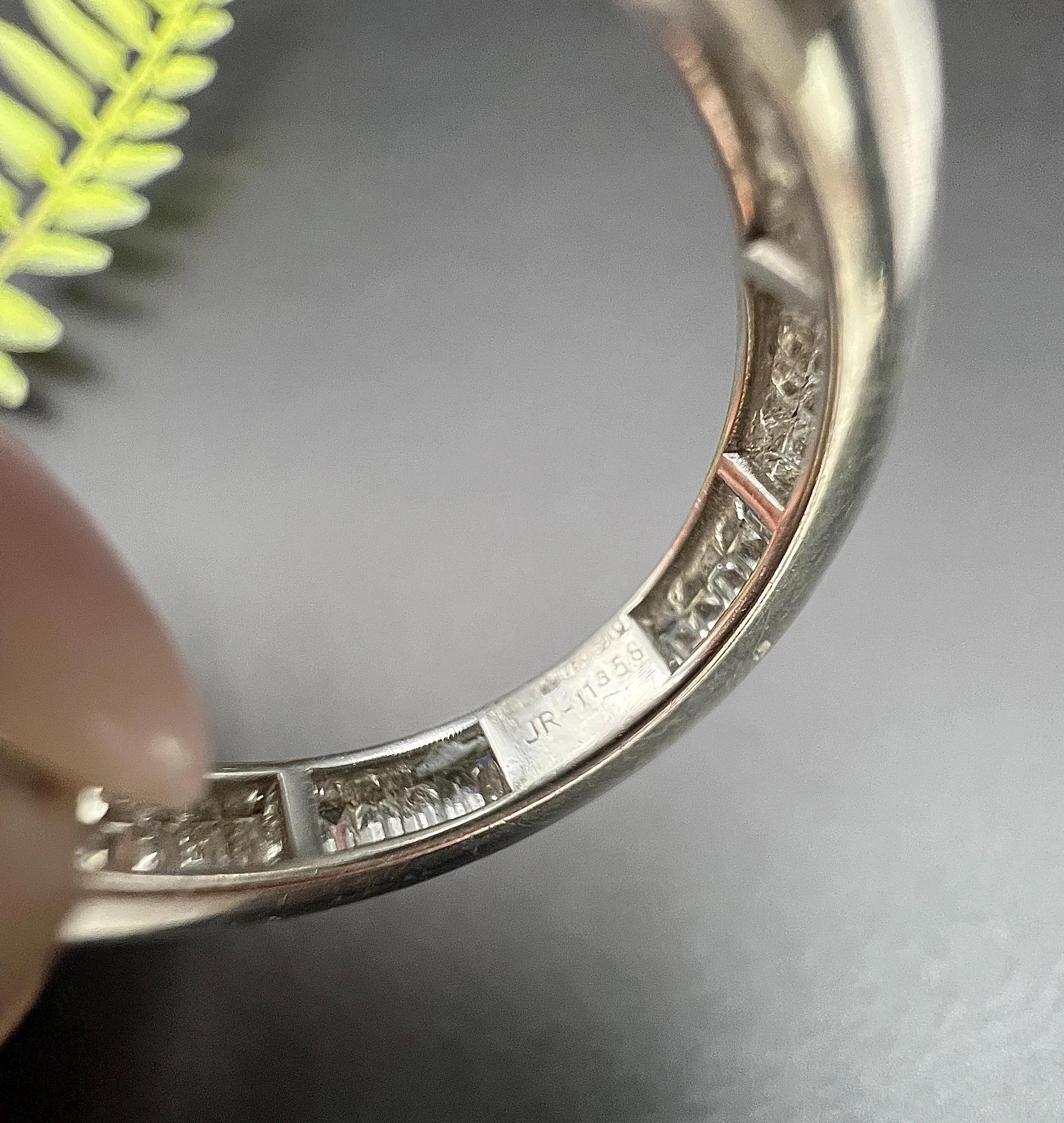 Vintage 18ct Weißgold, 2 Karat Baguetteschliff Diamant Ewigkeitsring im Angebot 1
