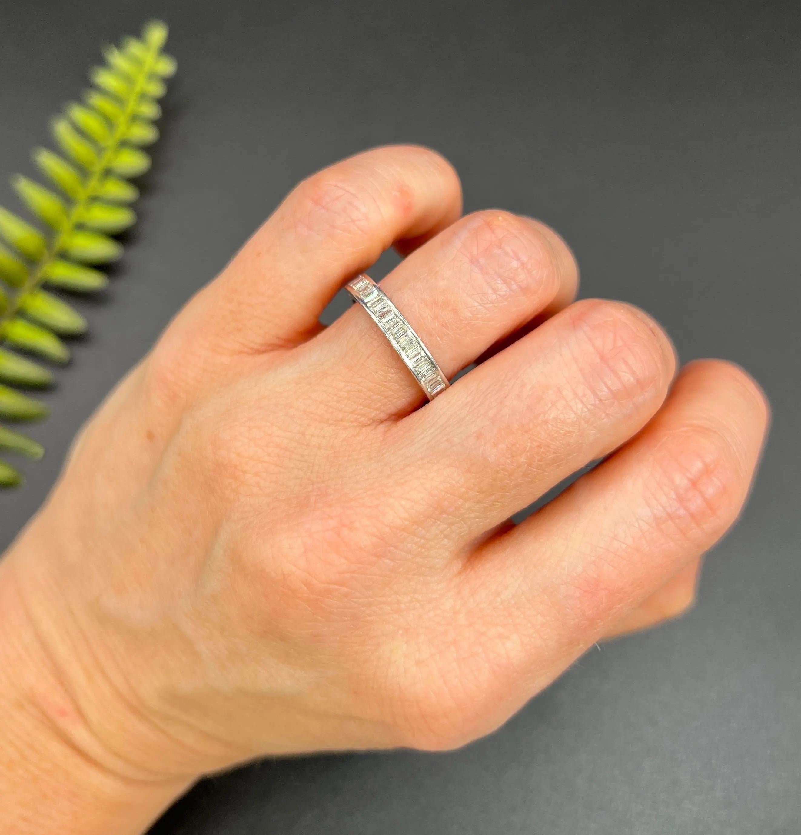 Vintage 18ct Weißgold, 2 Karat Baguetteschliff Diamant Ewigkeitsring im Angebot 3