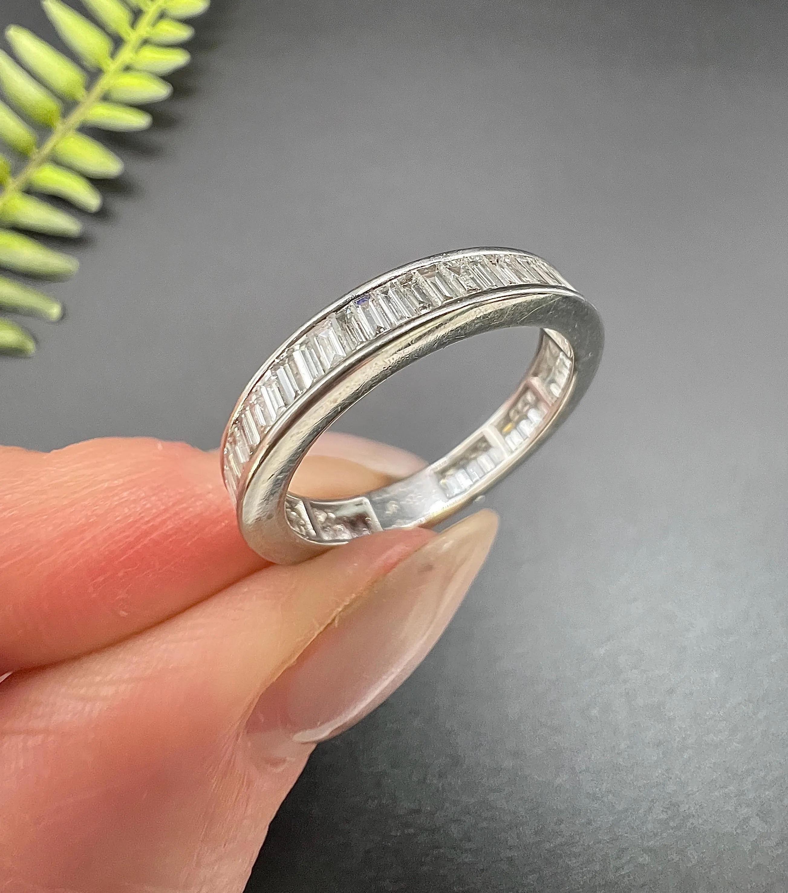 Vintage 18ct Weißgold, 2 Karat Baguetteschliff Diamant Ewigkeitsring im Angebot 4