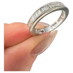 Bague d'éternité vintage en or blanc 18 carats, diamants taille baguette de 2 carats
