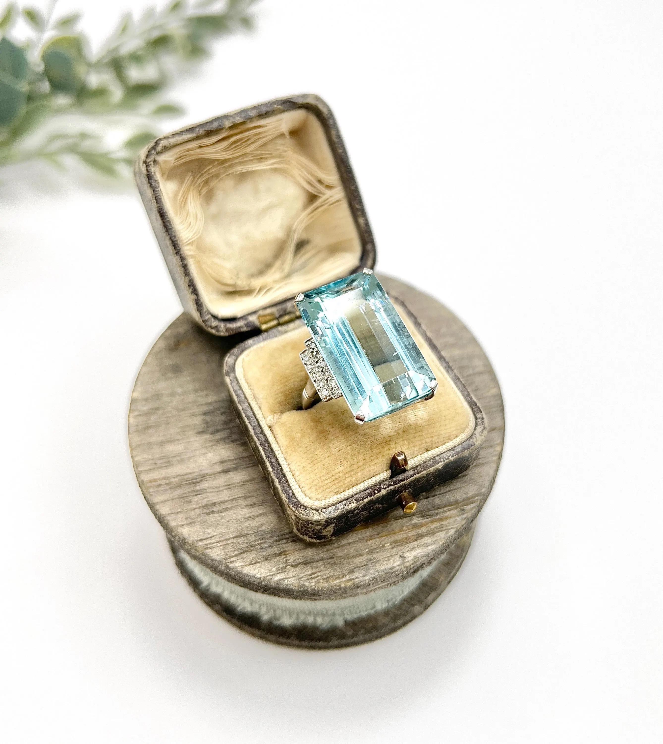Bague cocktail vintage en or blanc 18ct, aigue-marine de 25,66 carats et diamants en vente 5