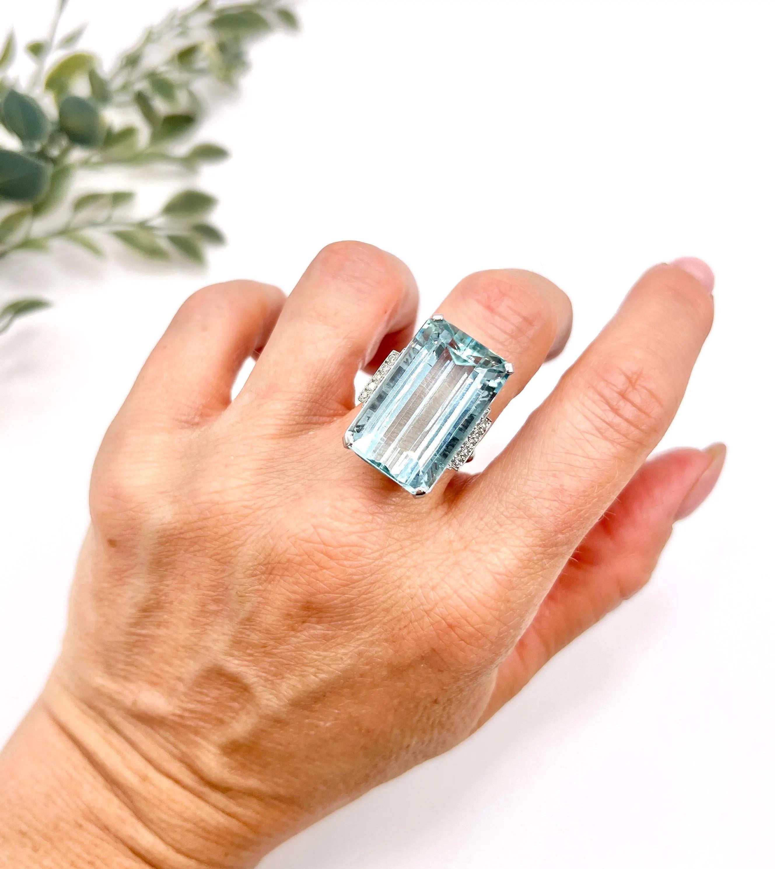 Bague cocktail vintage en or blanc 18ct, aigue-marine de 25,66 carats et diamants en vente 6