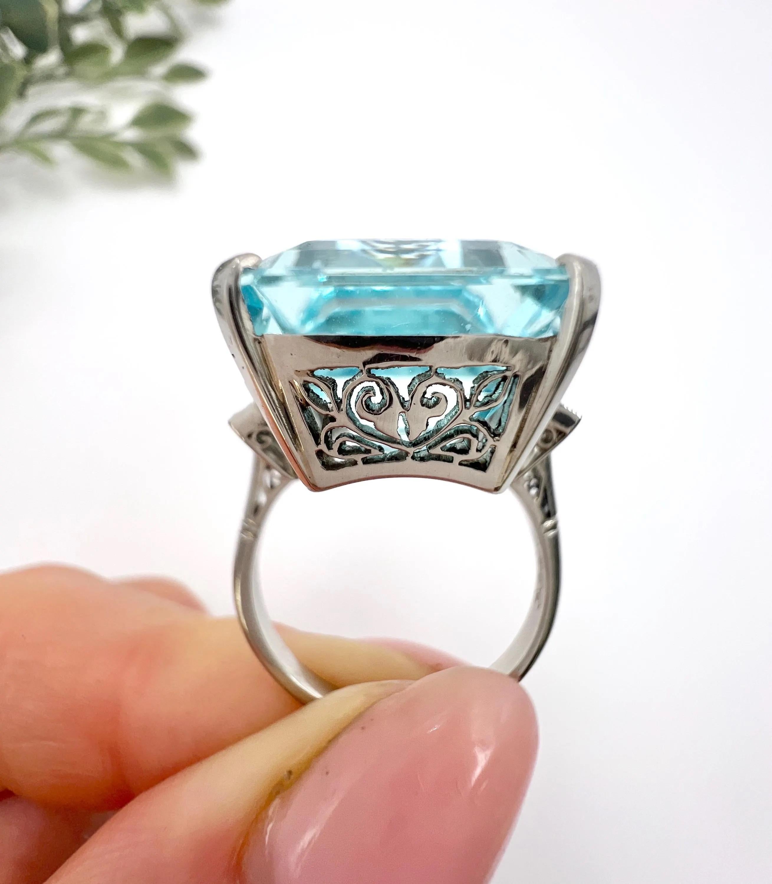 Taille émeraude Bague cocktail vintage en or blanc 18ct, aigue-marine de 25,66 carats et diamants en vente