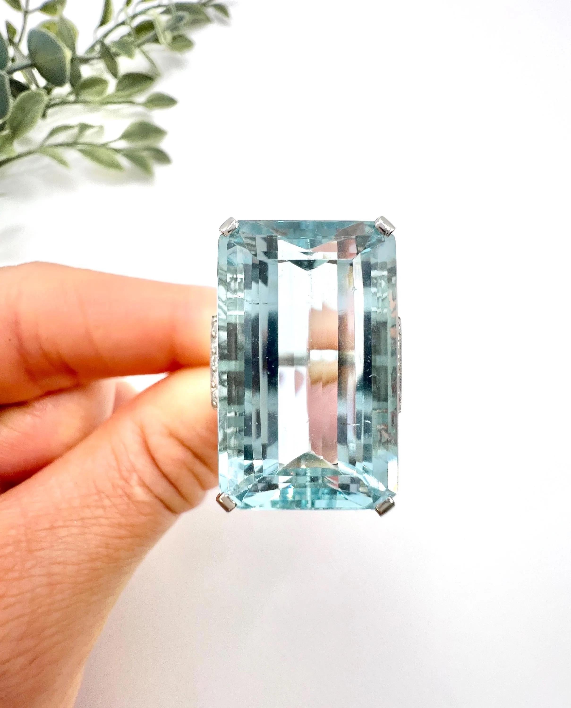 Bague cocktail vintage en or blanc 18ct, aigue-marine de 25,66 carats et diamants Unisexe en vente