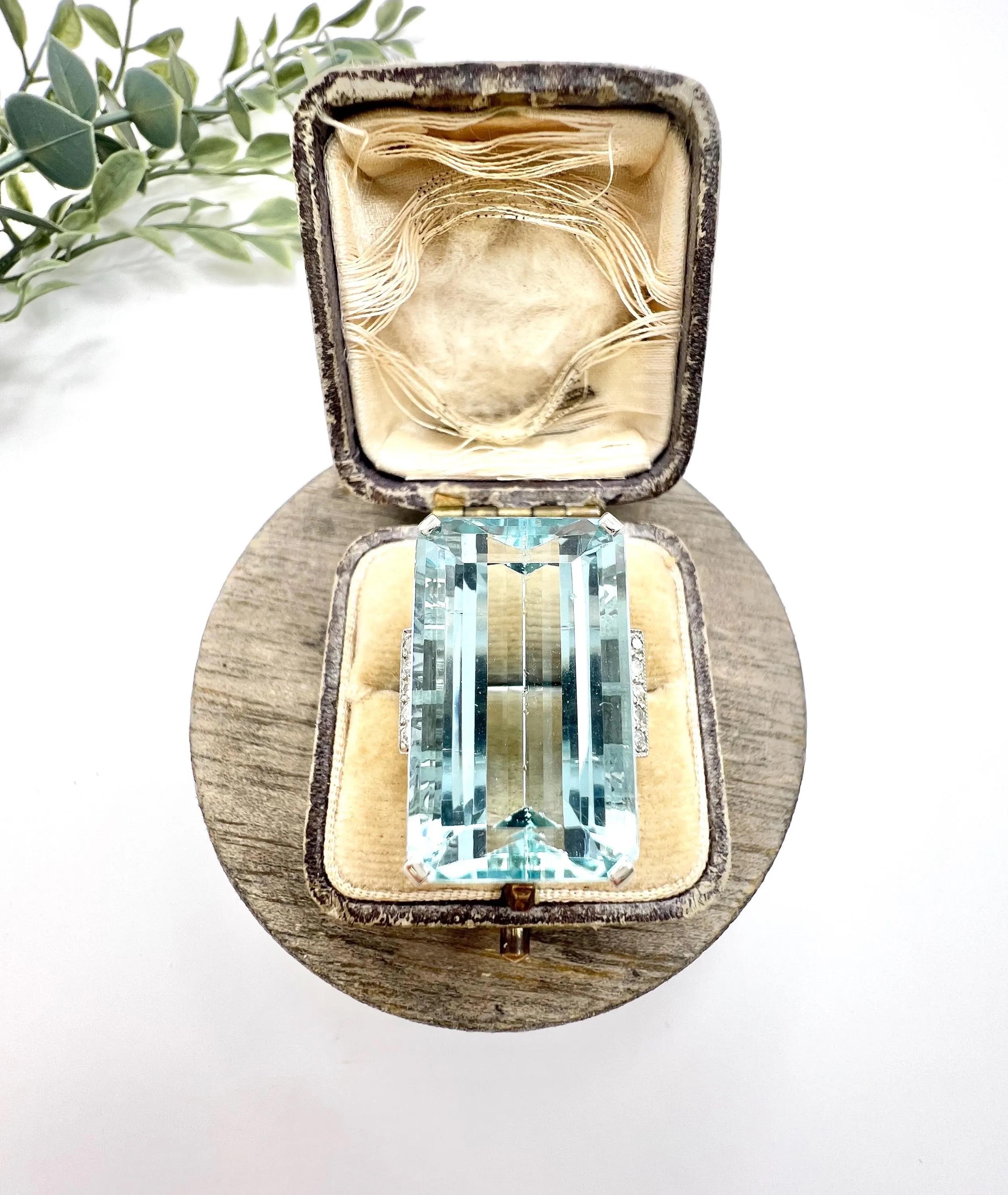 Bague cocktail vintage en or blanc 18ct, aigue-marine de 25,66 carats et diamants en vente 1