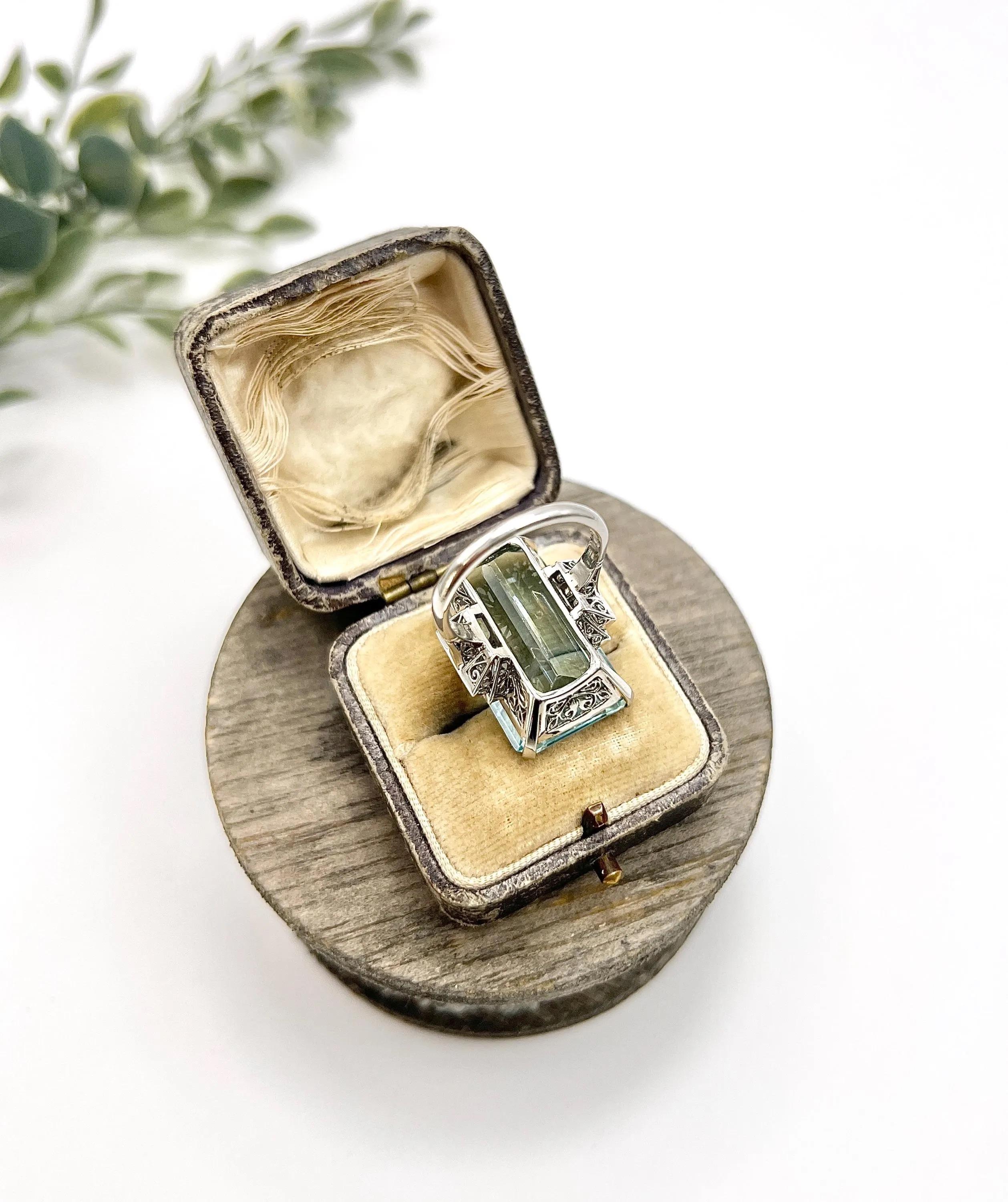 Bague cocktail vintage en or blanc 18ct, aigue-marine de 25,66 carats et diamants en vente 4