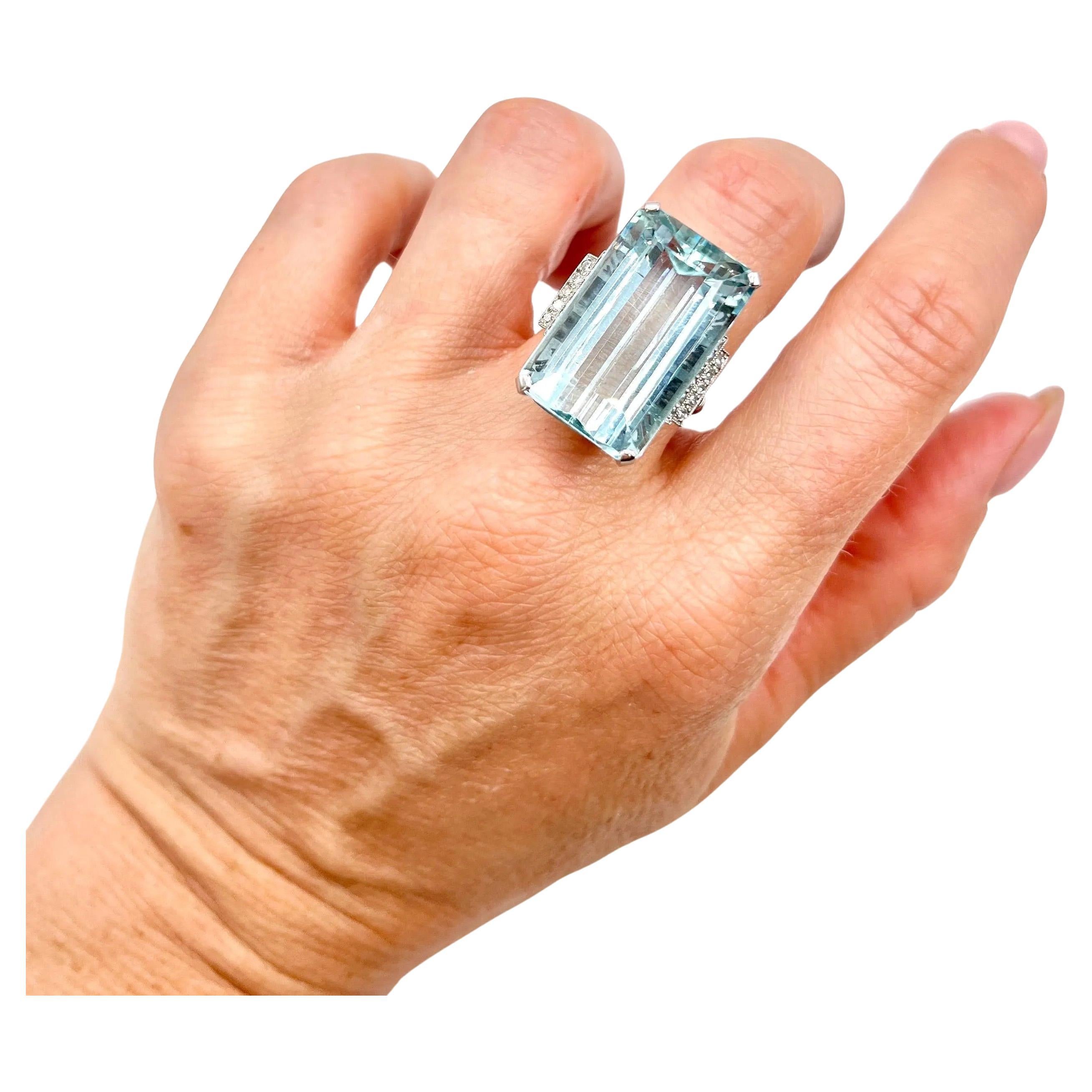 Bague cocktail vintage en or blanc 18ct, aigue-marine de 25,66 carats et diamants en vente