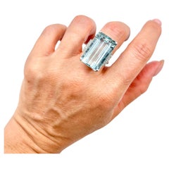 Anello Cocktail d'epoca in oro bianco 18 ct. 25,66 carati con acquamarina grande e diamanti