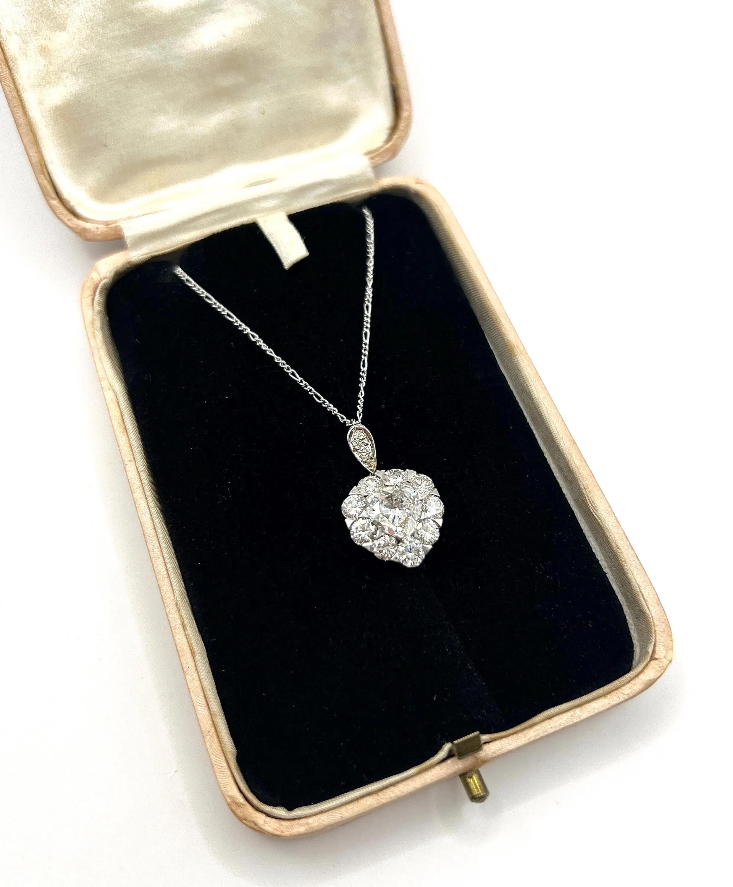 Vintage 18ct Weißgold, 3 Karat Diamant Herz-Anhänger auf Platin Figaro Kette im Angebot 2