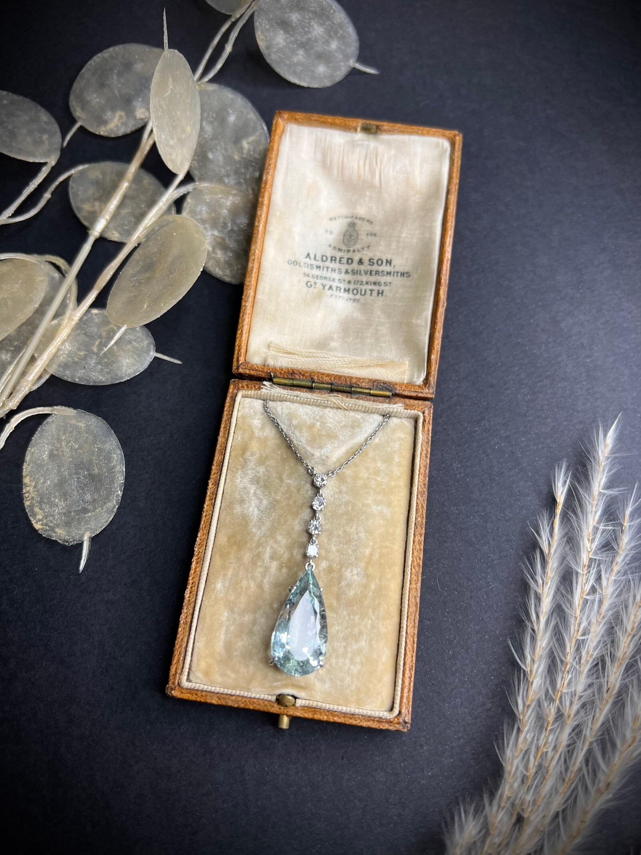 Women's or Men's Vintage 18ct White Gold Aquamarine & Diamond Pendant Necklace For Sale