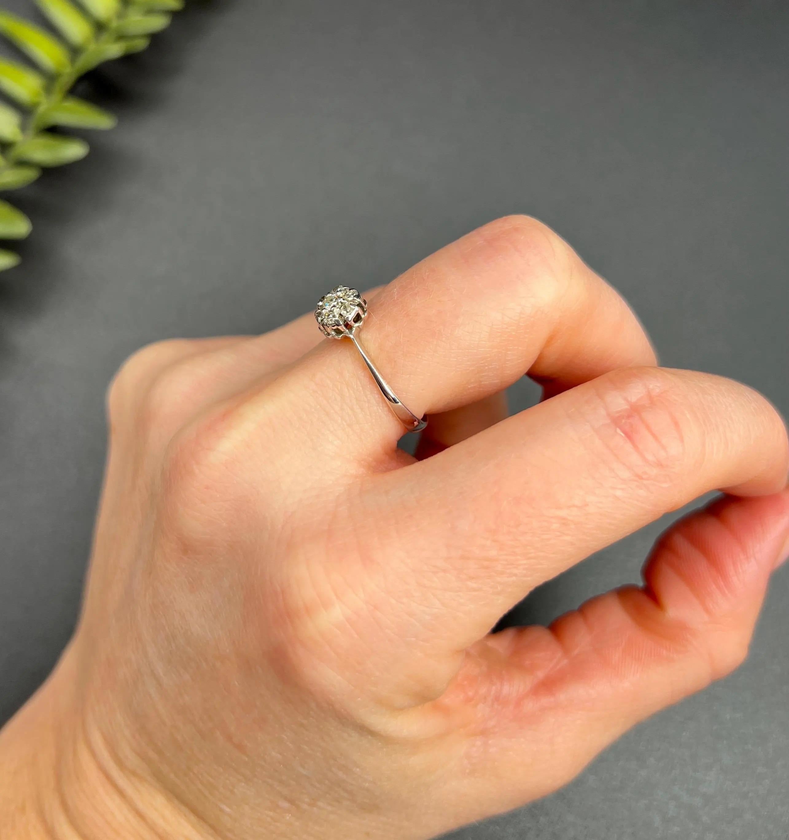 Vintage 18ct White Gold, Diamond Cluster Ring, Hallmarked Birmingham 1991 For Sale 2