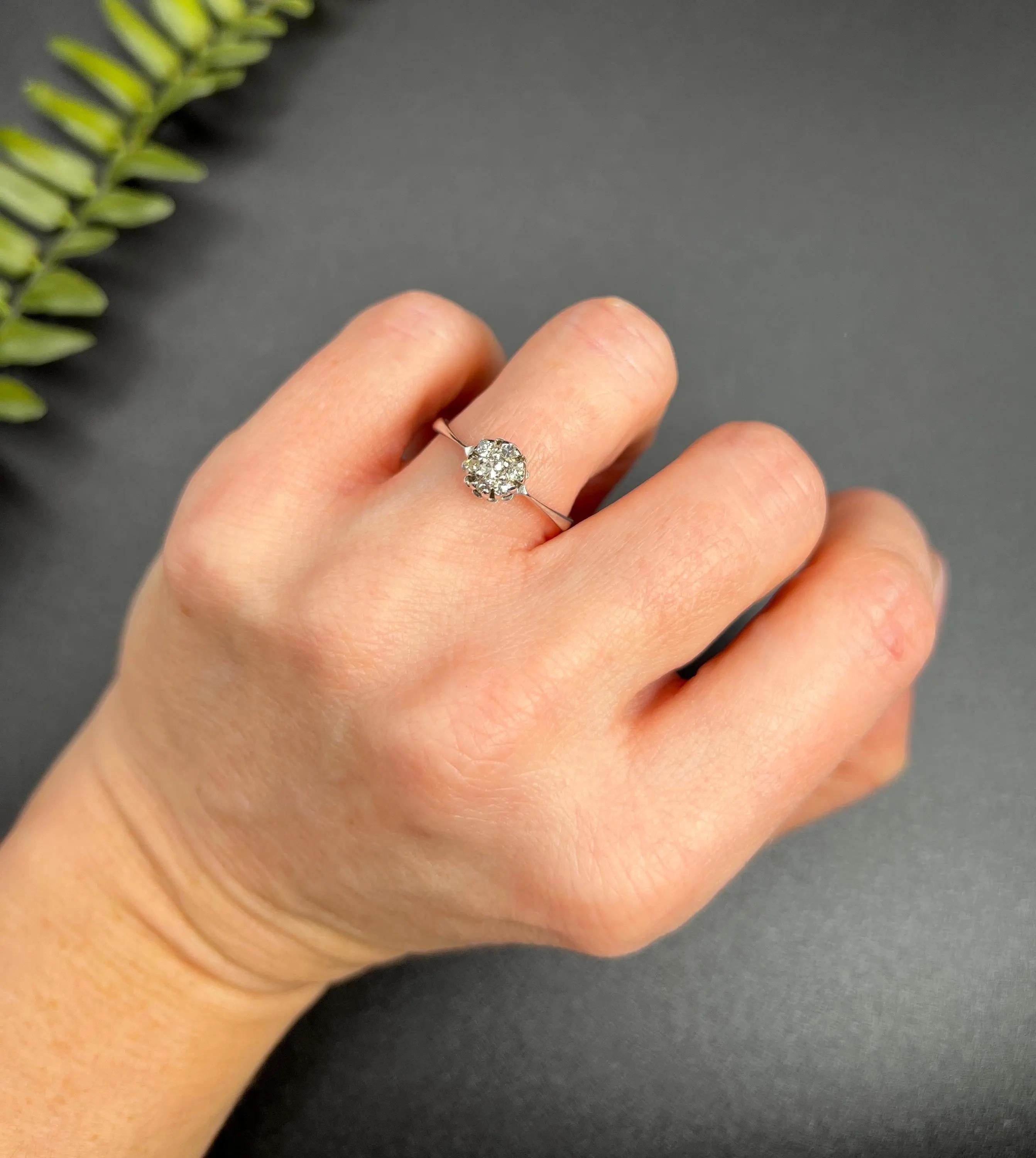 Vintage 18ct White Gold, Diamond Cluster Ring, Hallmarked Birmingham 1991 For Sale 3
