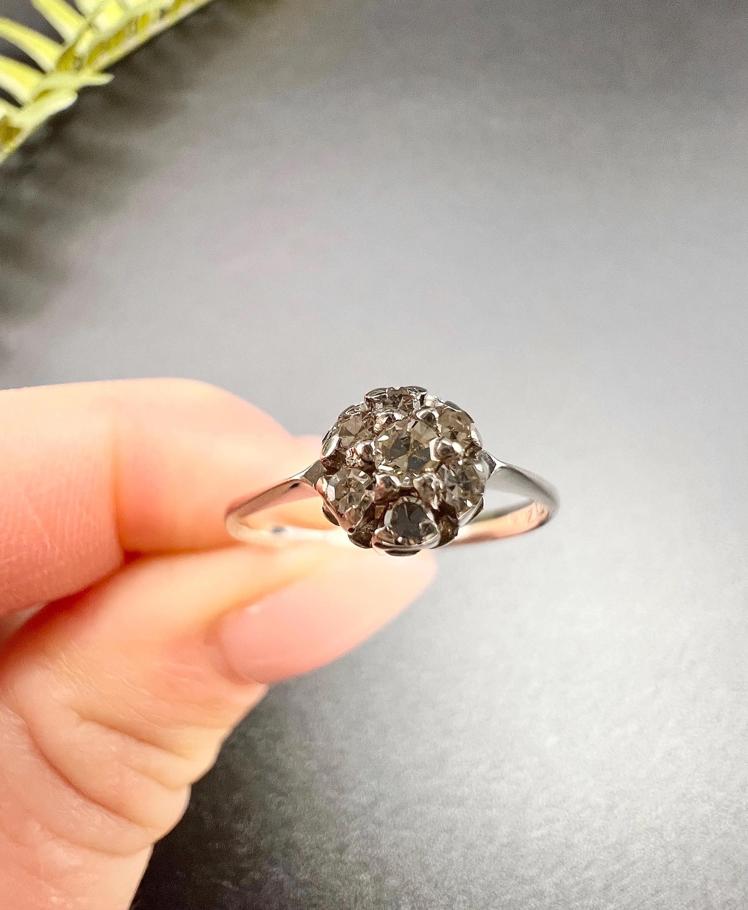 Vintage 18ct White Gold, Diamond Cluster Ring, Hallmarked Birmingham 1991 For Sale 4