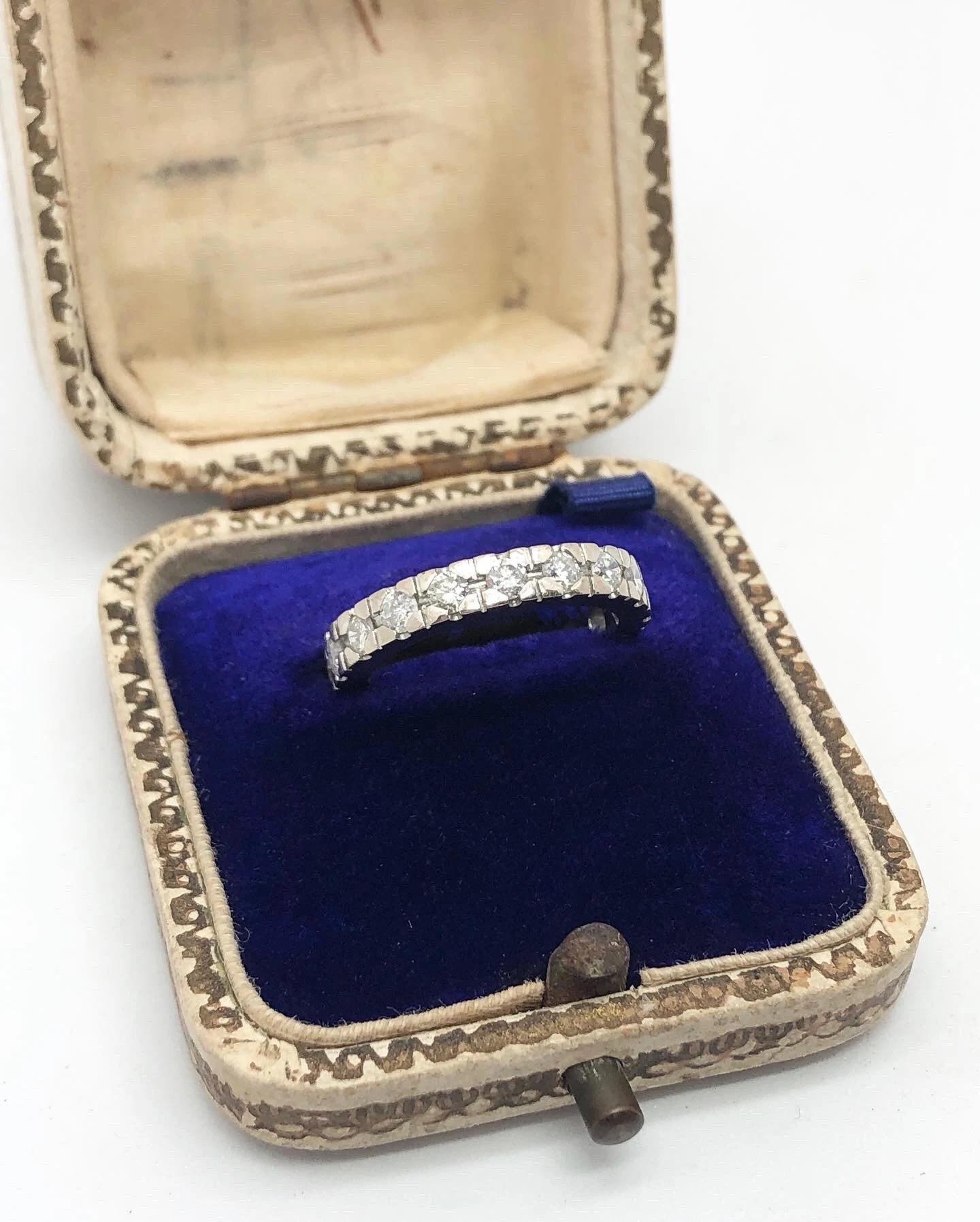 Anillo de eternidad de diamantes

Oro blanco 18 ct

Peso del diamante aprox. 1,0cts

Peso 4.5 g

Talla UK J/K- no talla 
USA Talla 5

Todos nuestros artículos son Antiguos, Vintage o Preloved. Están en estado usado y pueden mostrar algunos signos de