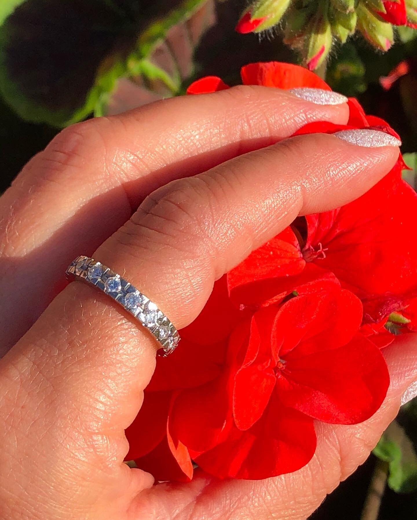 Women's or Men's Vintage 18ct White Gold Diamond Eternity Ring For Sale