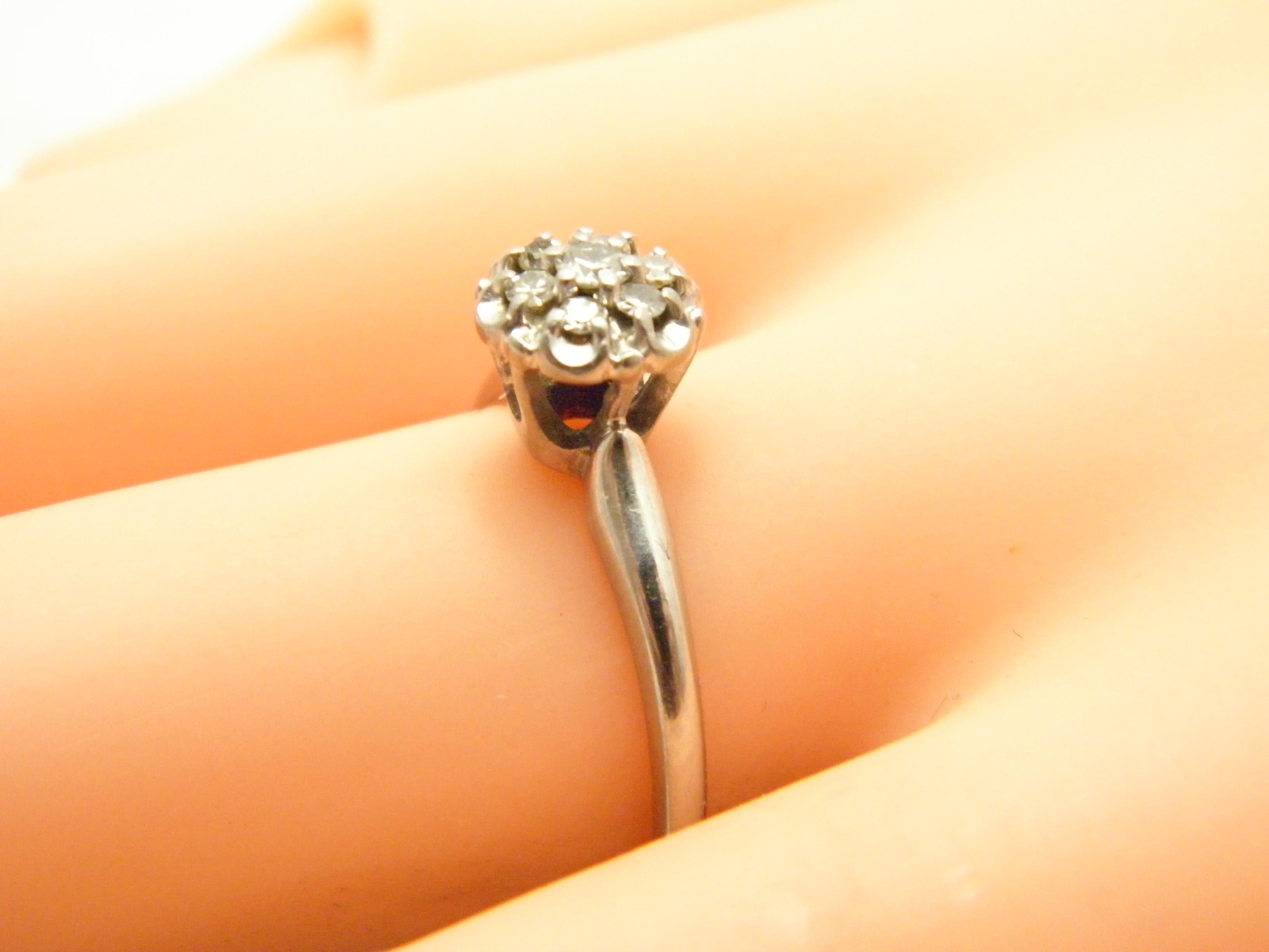 Brilliant Cut Vintage 18ct White Gold Diamond Flower Cluster Band Ring Q1/2 8.5 750 Purity For Sale