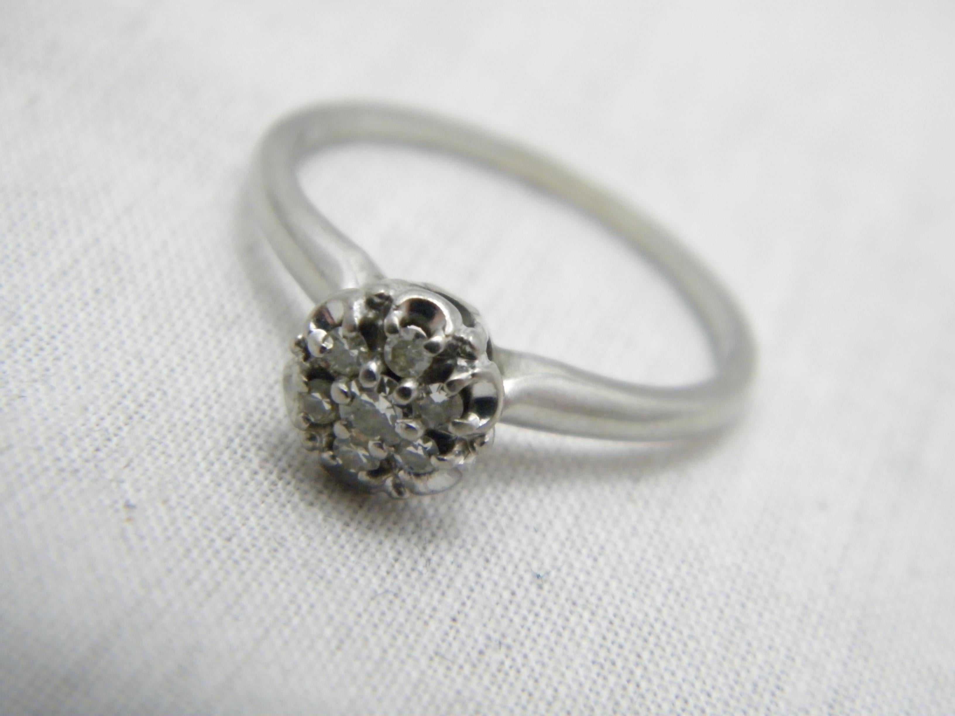 Vintage 18ct White Gold Diamond Flower Cluster Band Ring Q1/2 8.5 750 Purity In Good Condition For Sale In Camelford, GB